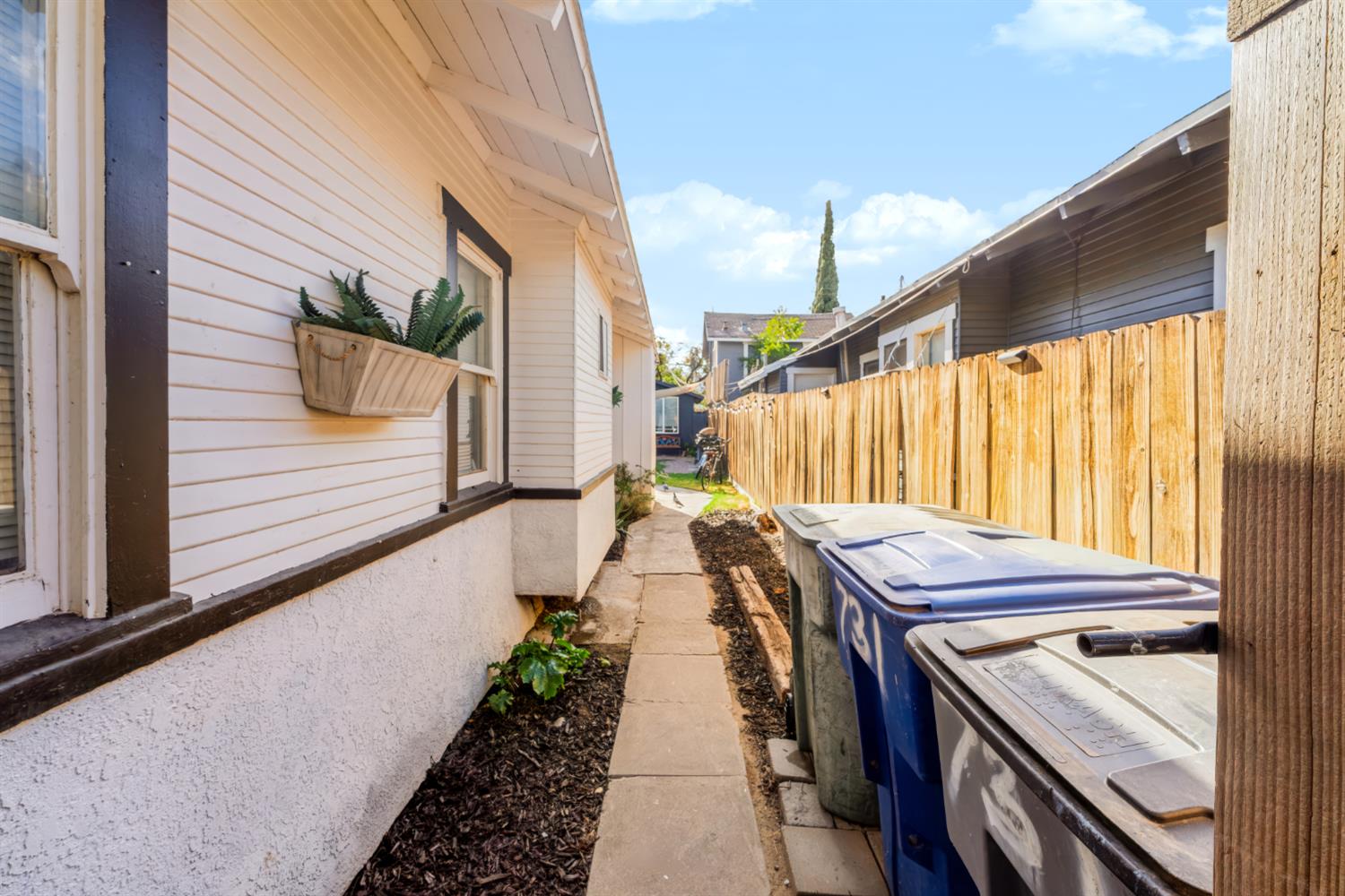 731 N Roosevelt Ave, Fresno, CA 93728