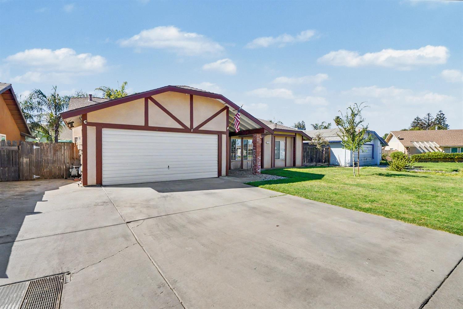 2123 Magnolia Ave, Sanger, CA 93657