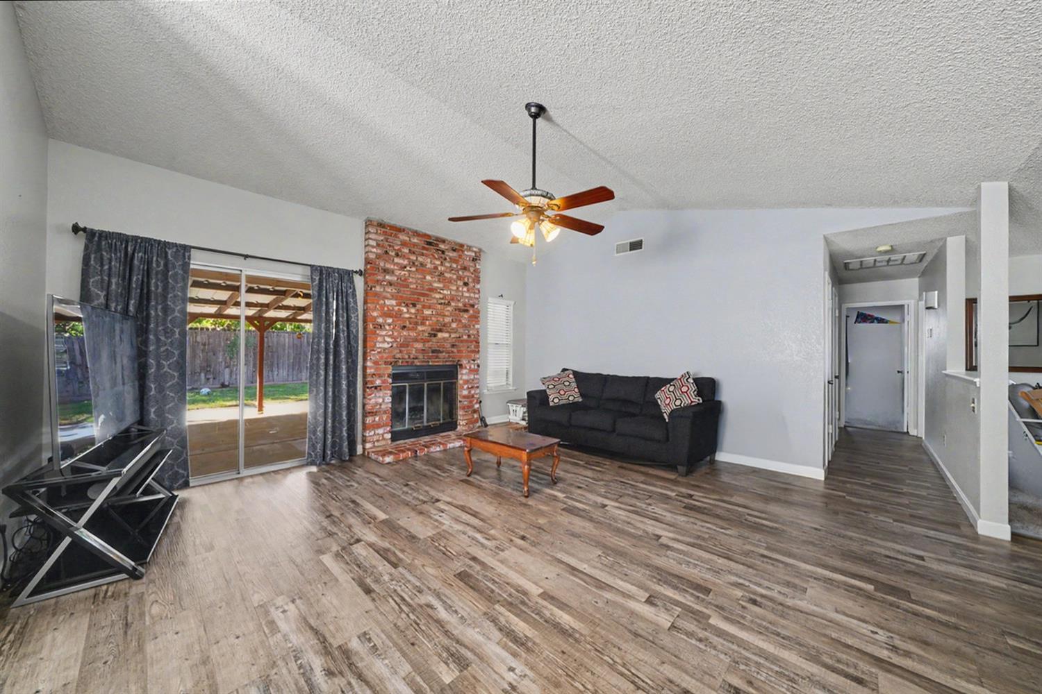 2123 Magnolia Ave, Sanger, CA 93657