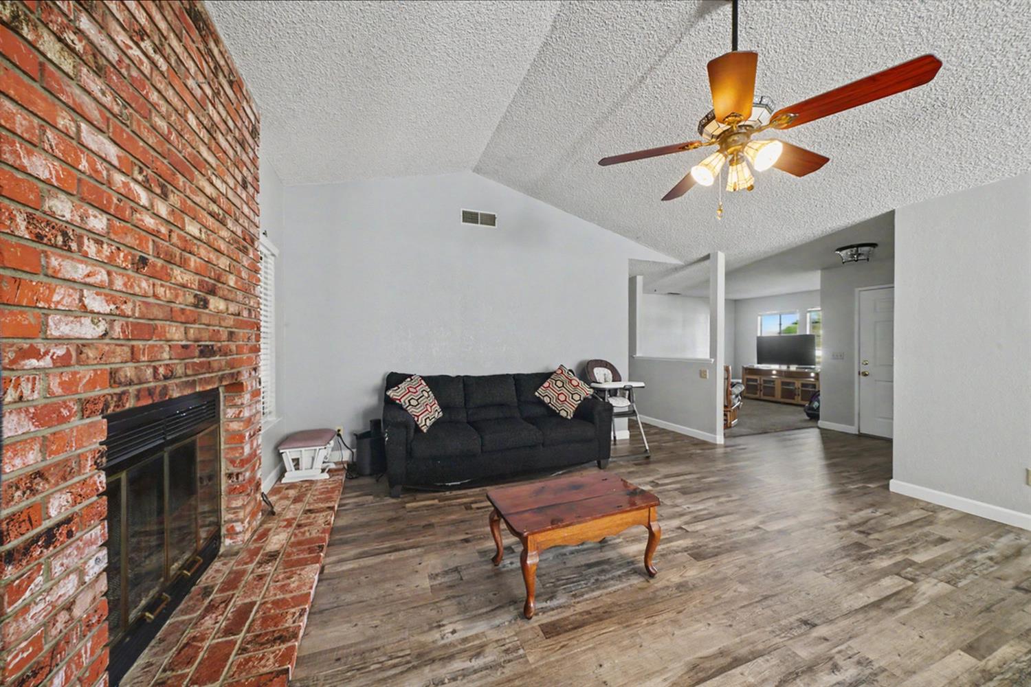 2123 Magnolia Ave, Sanger, CA 93657