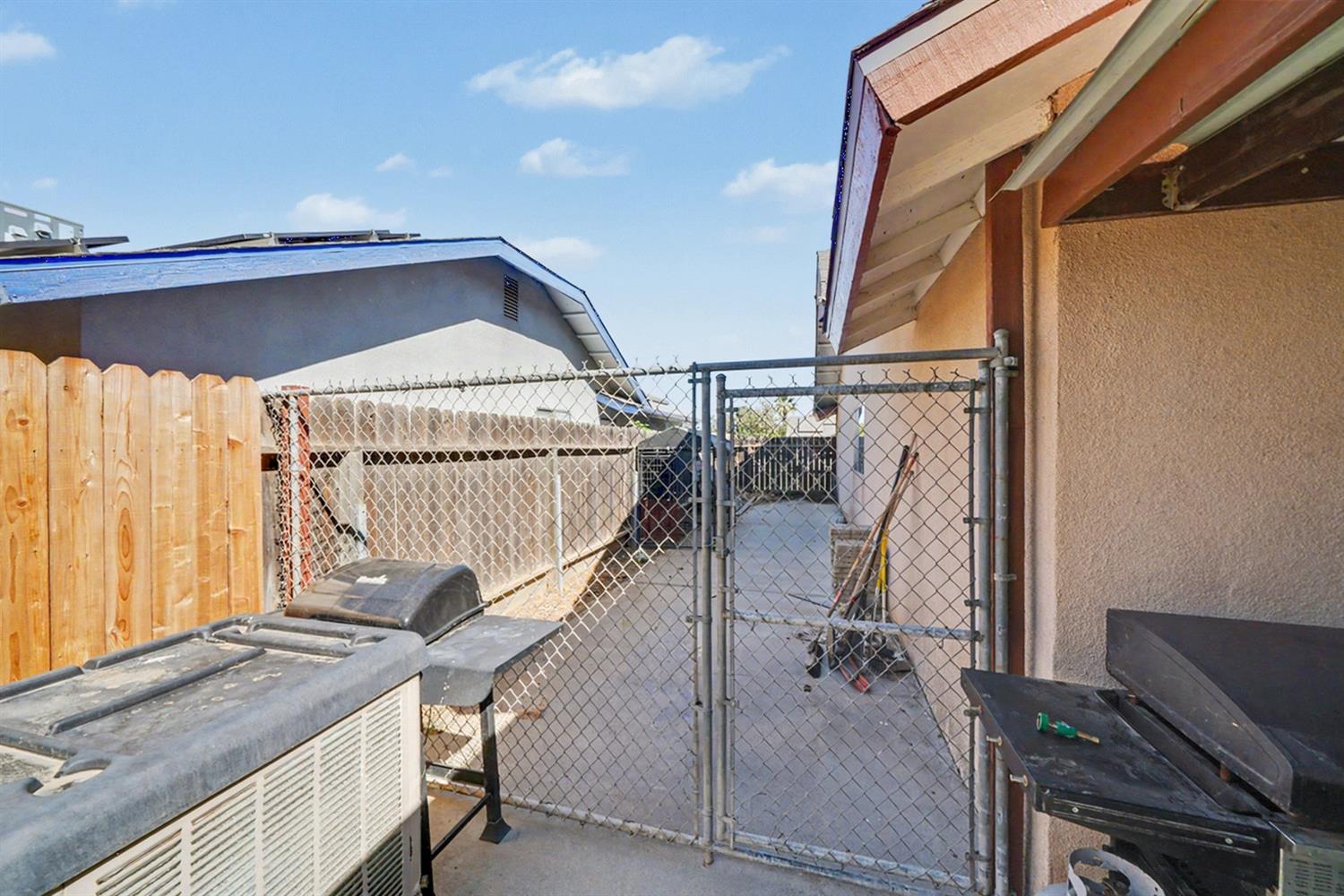 2123 Magnolia Ave, Sanger, CA 93657