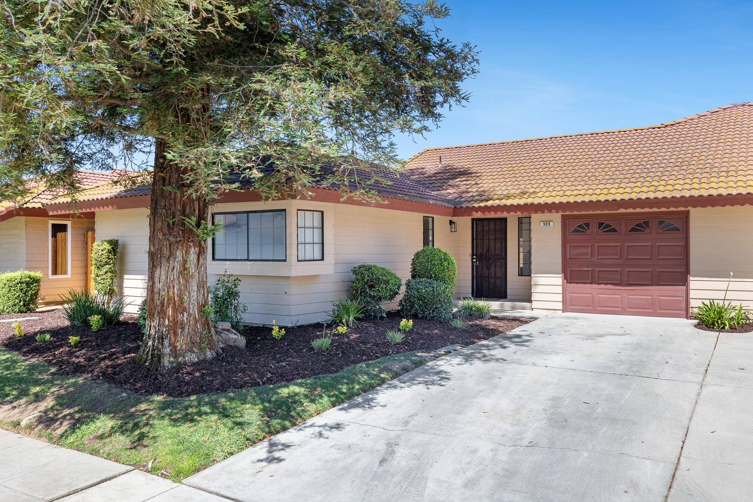 909 Barnett Way, Madera, CA 93637