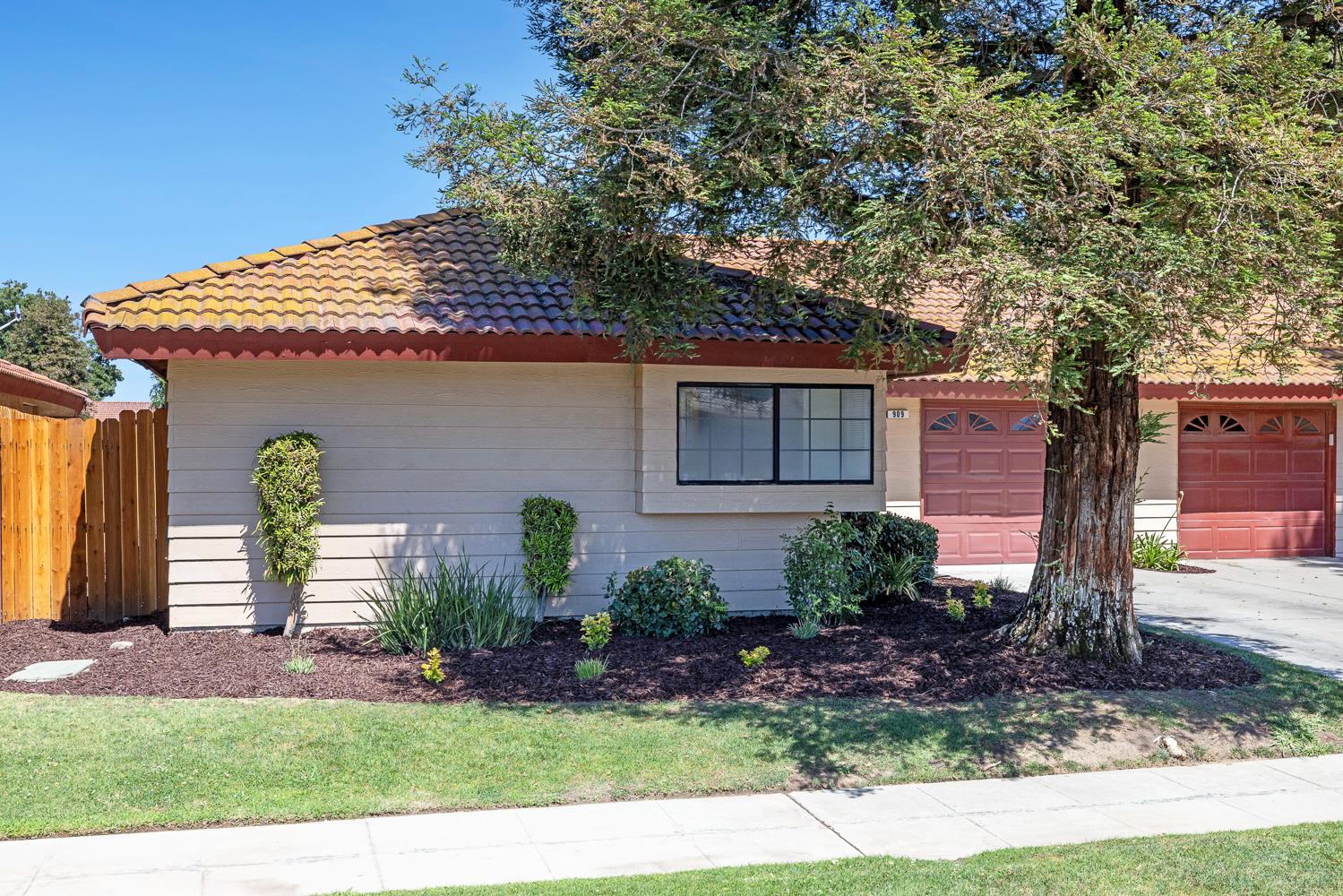 909 Barnett Way, Madera, CA 93637