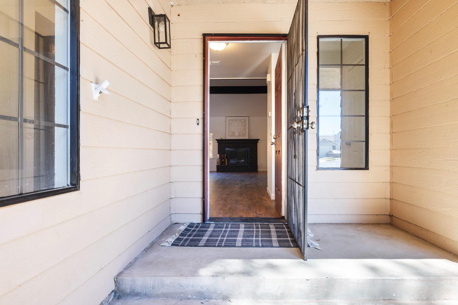 909 Barnett Way, Madera, CA 93637
