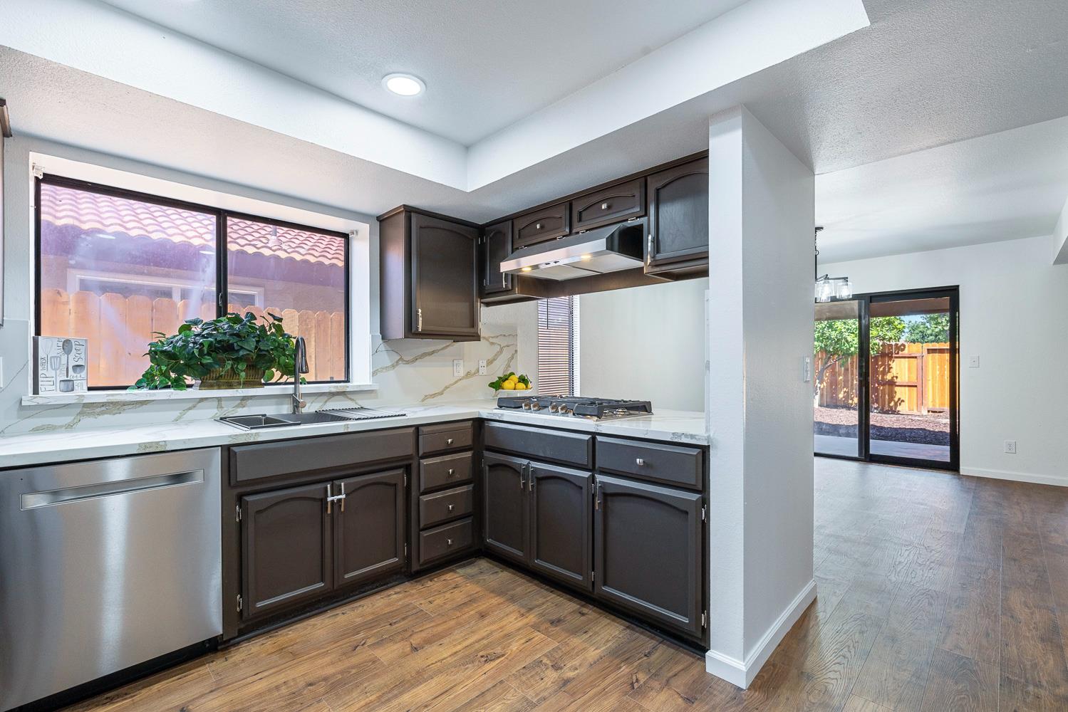909 Barnett Way, Madera, CA 93637
