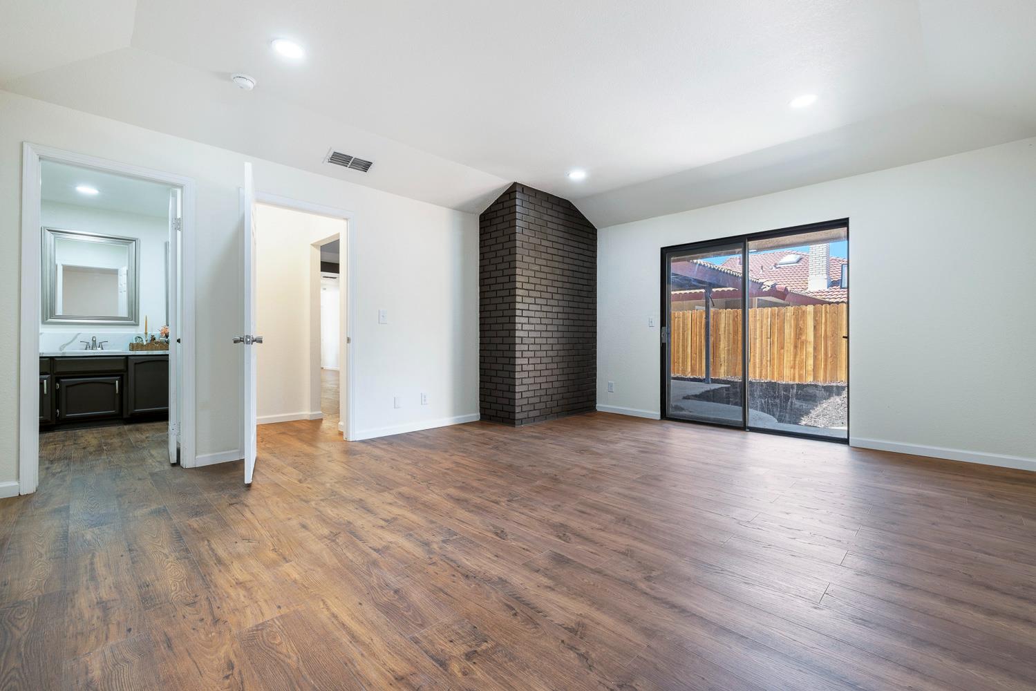909 Barnett Way, Madera, CA 93637