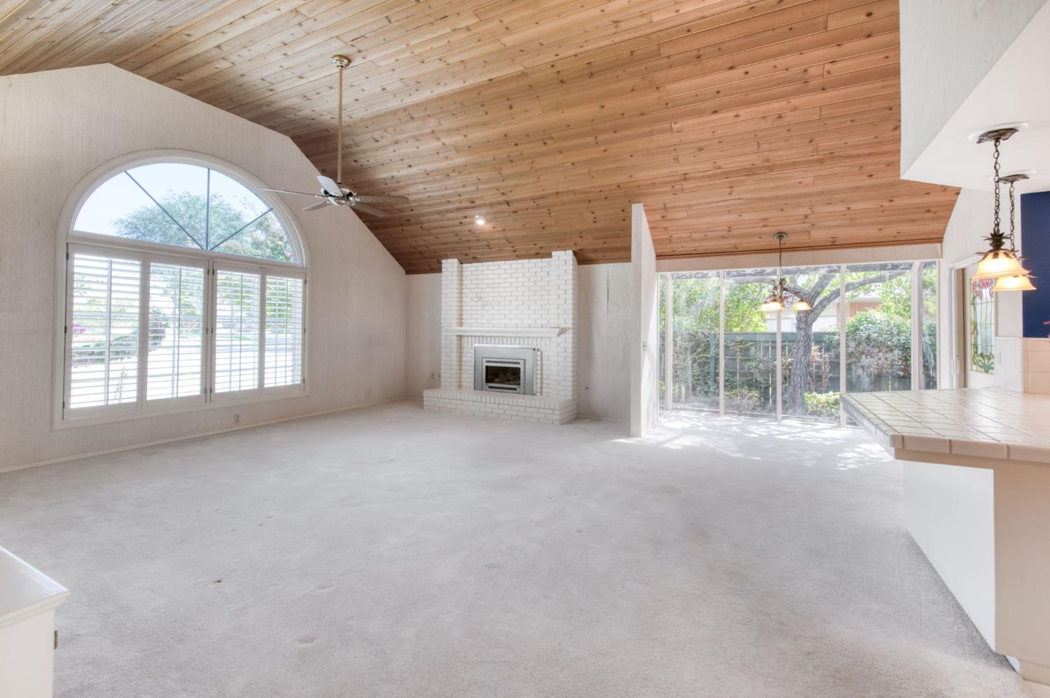2555 W Bluff Ave #139, Fresno, CA 93711