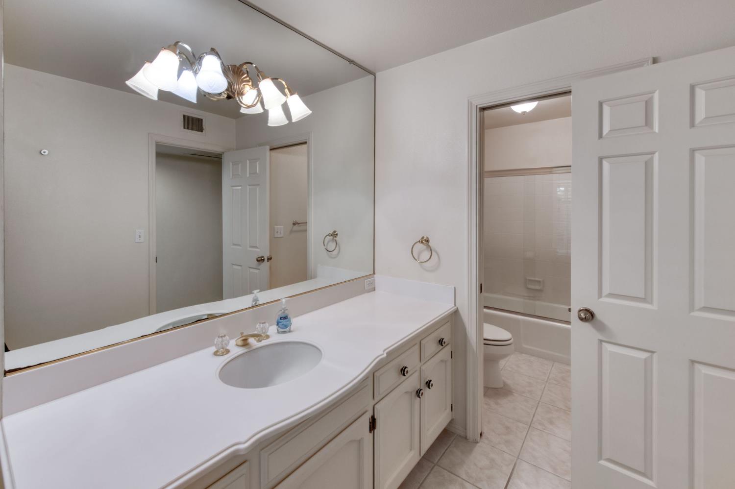 2555 W Bluff Ave #139, Fresno, CA 93711