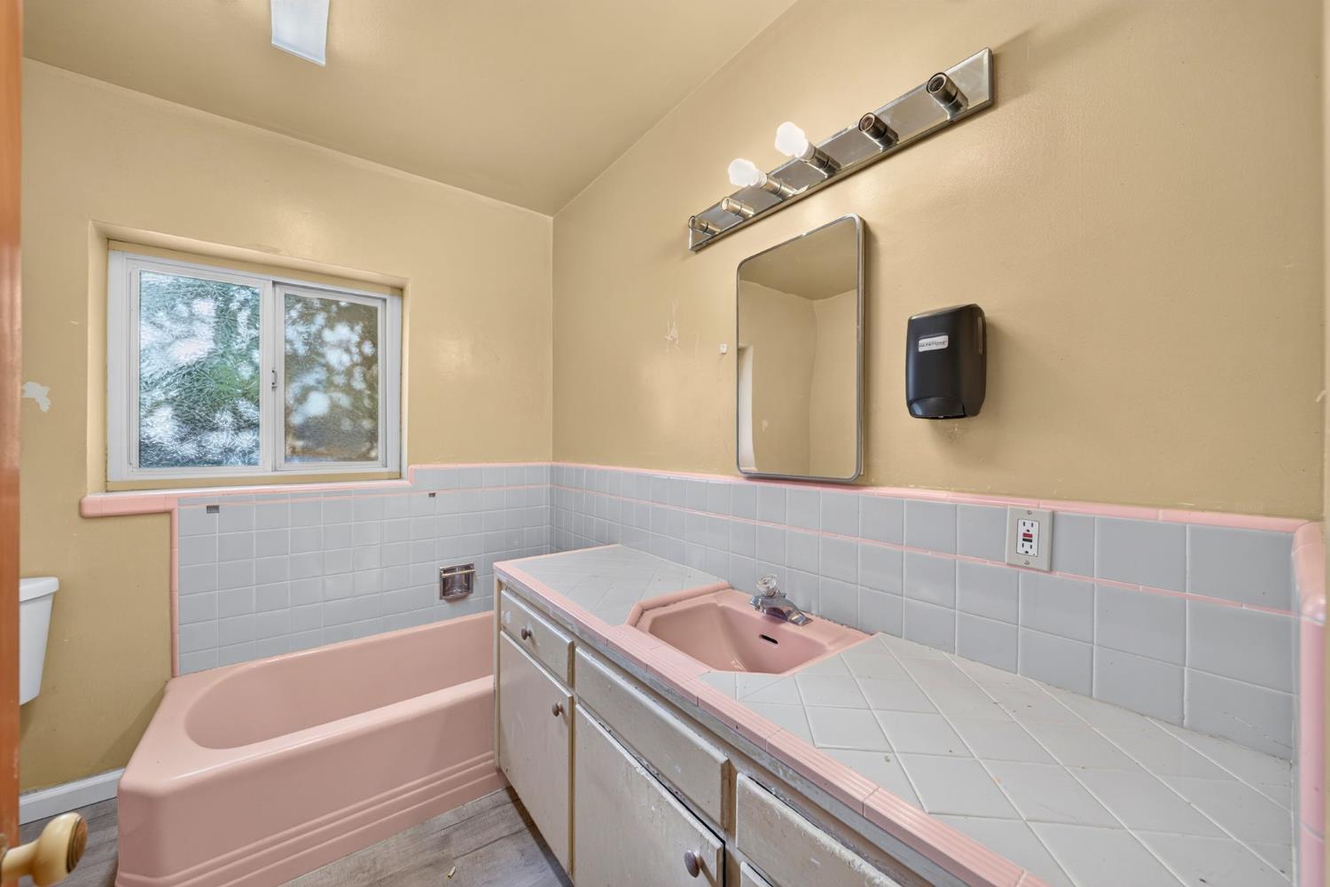 1517 N Teilman Ave, Fresno, CA 93728