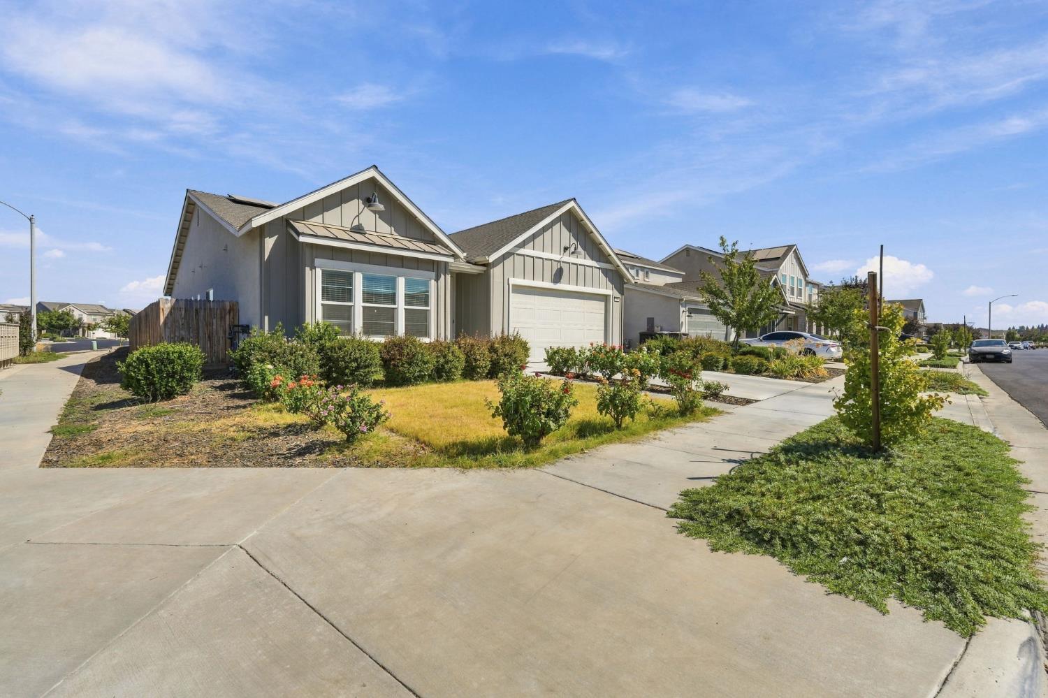 102 E Tyler Ave, Visalia, CA 93291