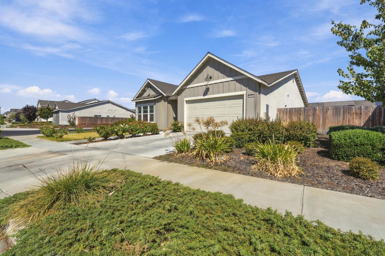 102 E Tyler Ave, Visalia, CA 93291