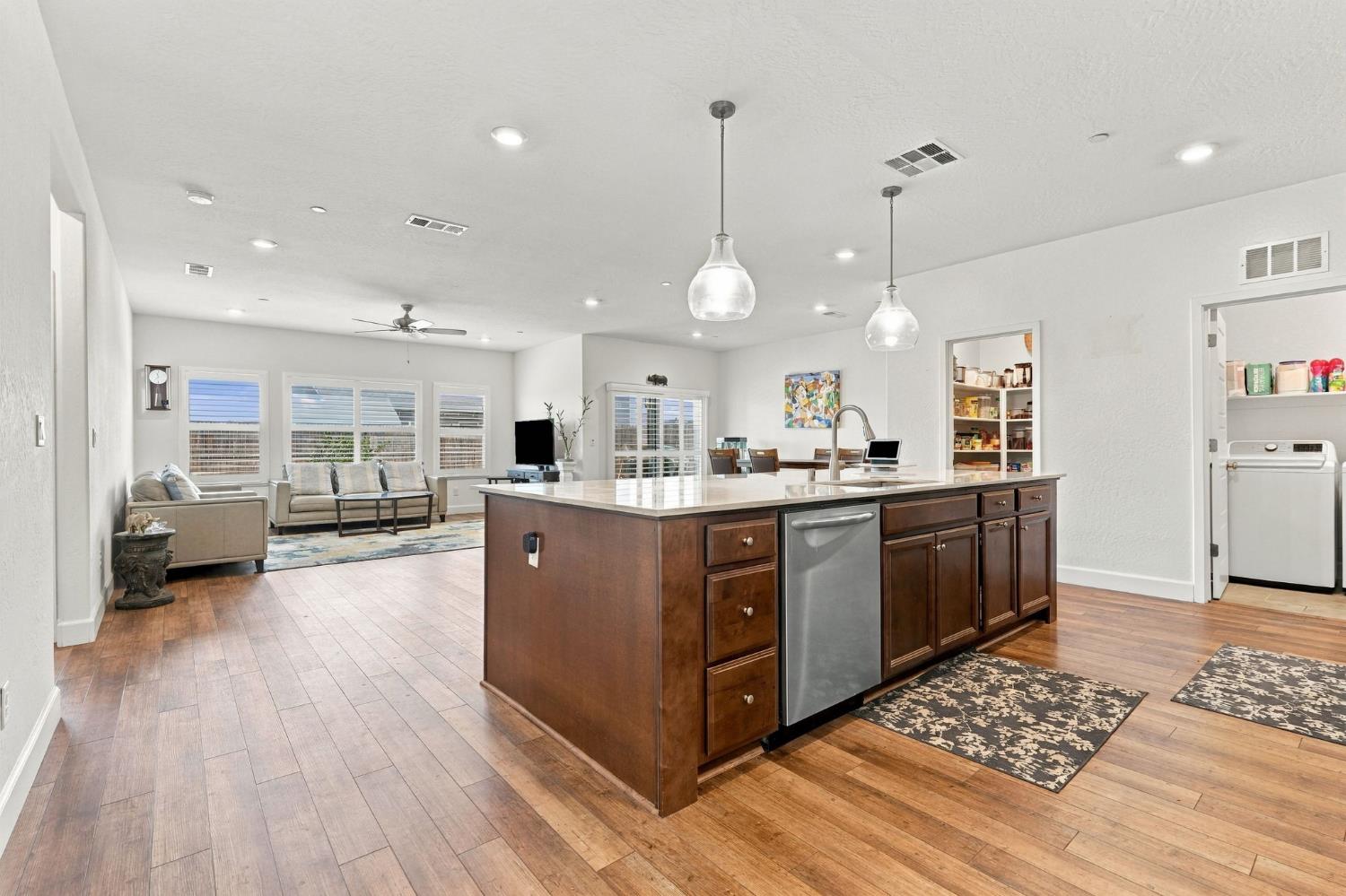 102 E Tyler Ave, Visalia, CA 93291