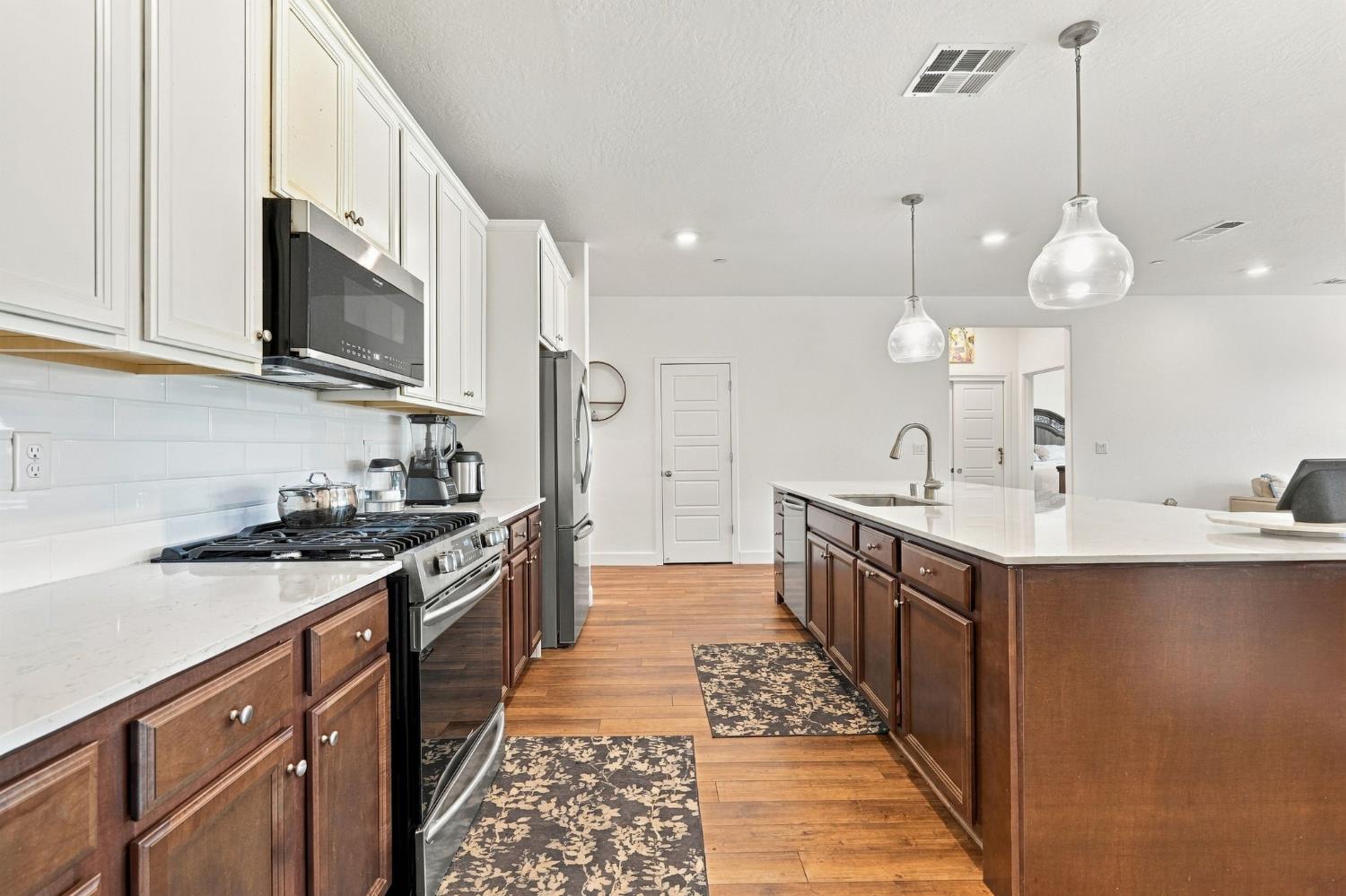 102 E Tyler Ave, Visalia, CA 93291