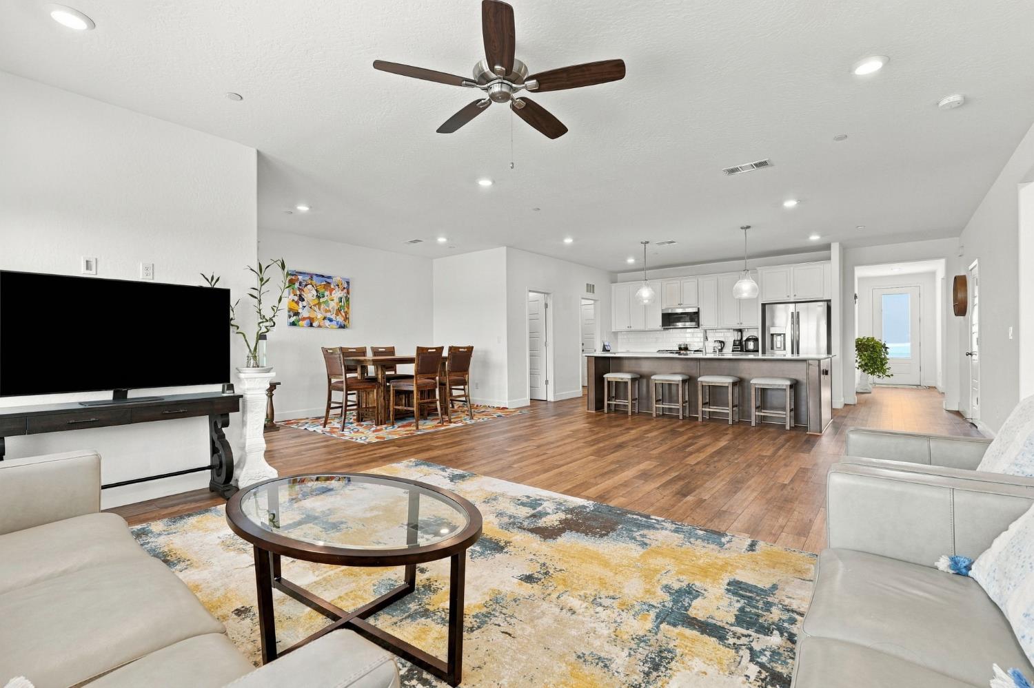102 E Tyler Ave, Visalia, CA 93291