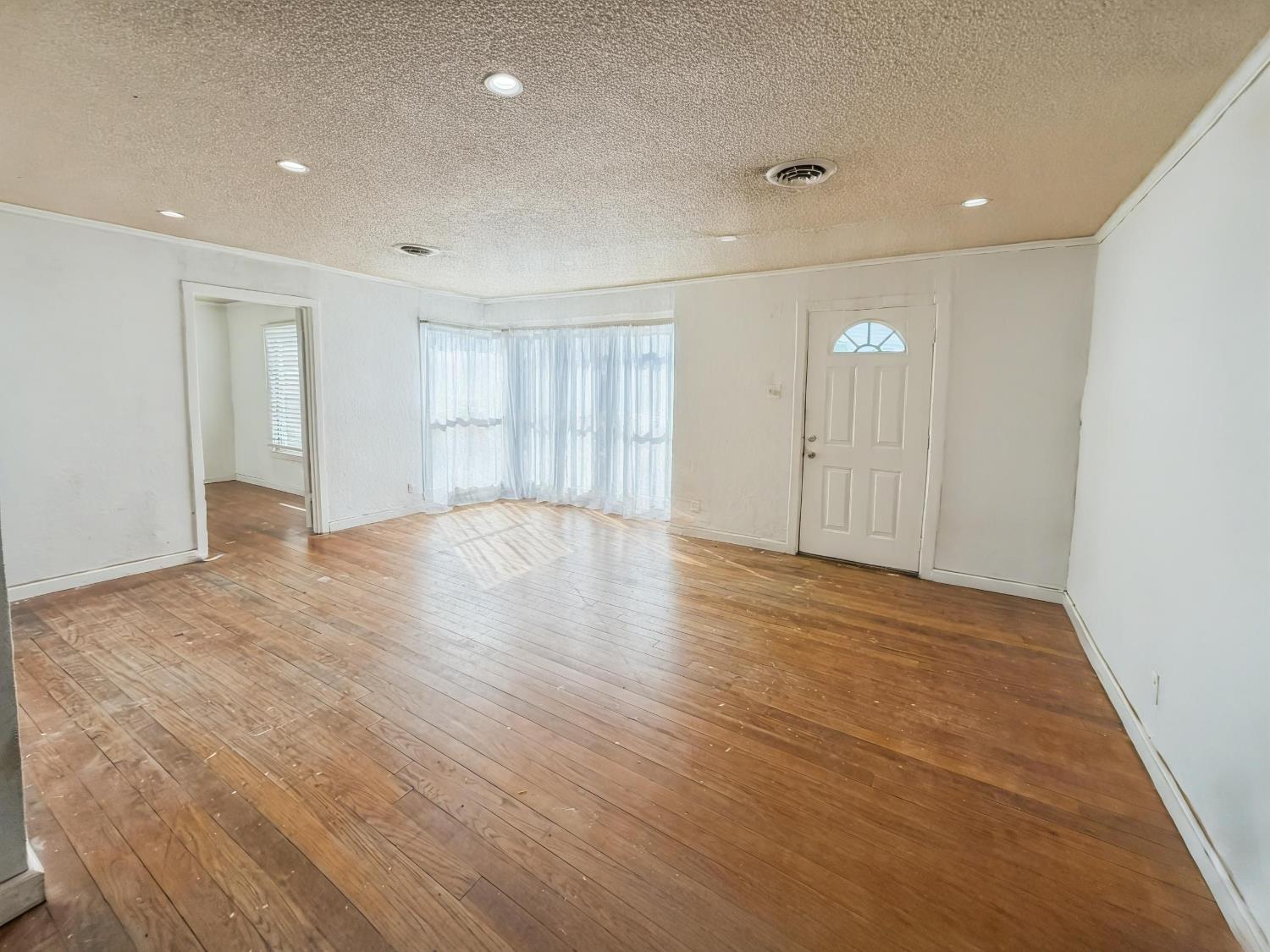 33 E Sussex Way, Fresno, CA 93704