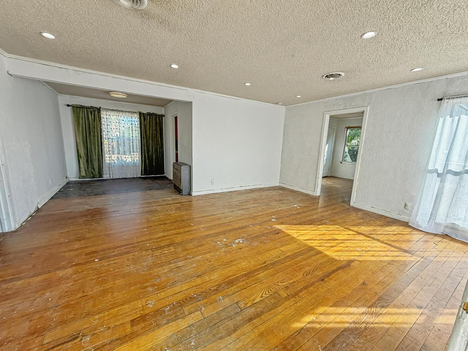 33 E Sussex Way, Fresno, CA 93704