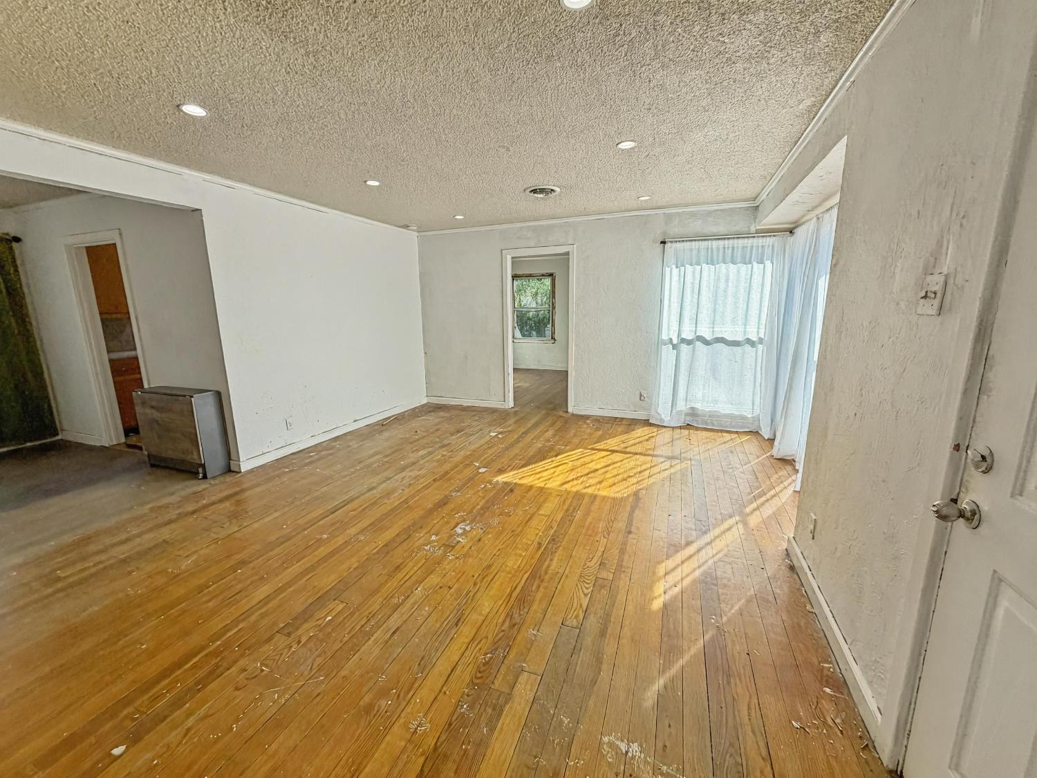 33 E Sussex Way, Fresno, CA 93704