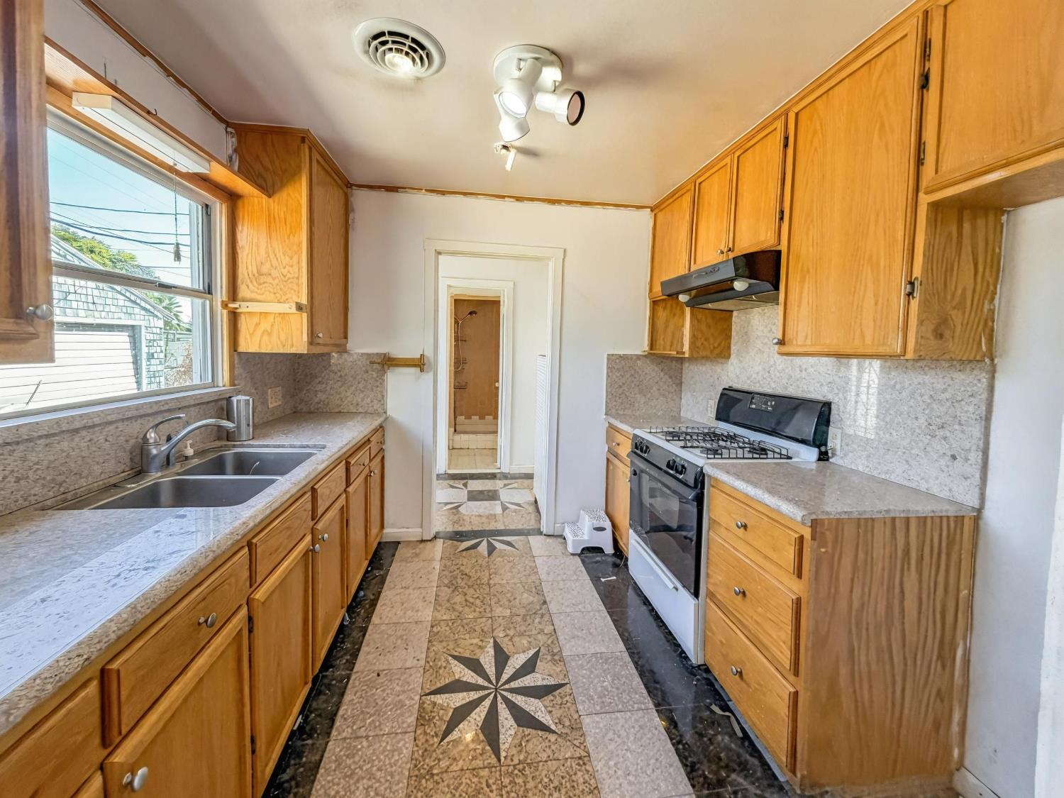 33 E Sussex Way, Fresno, CA 93704