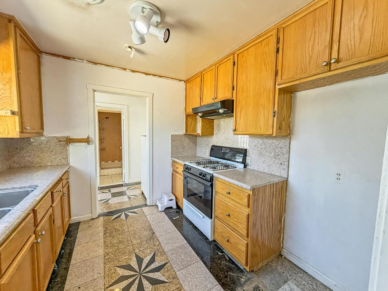 33 E Sussex Way, Fresno, CA 93704