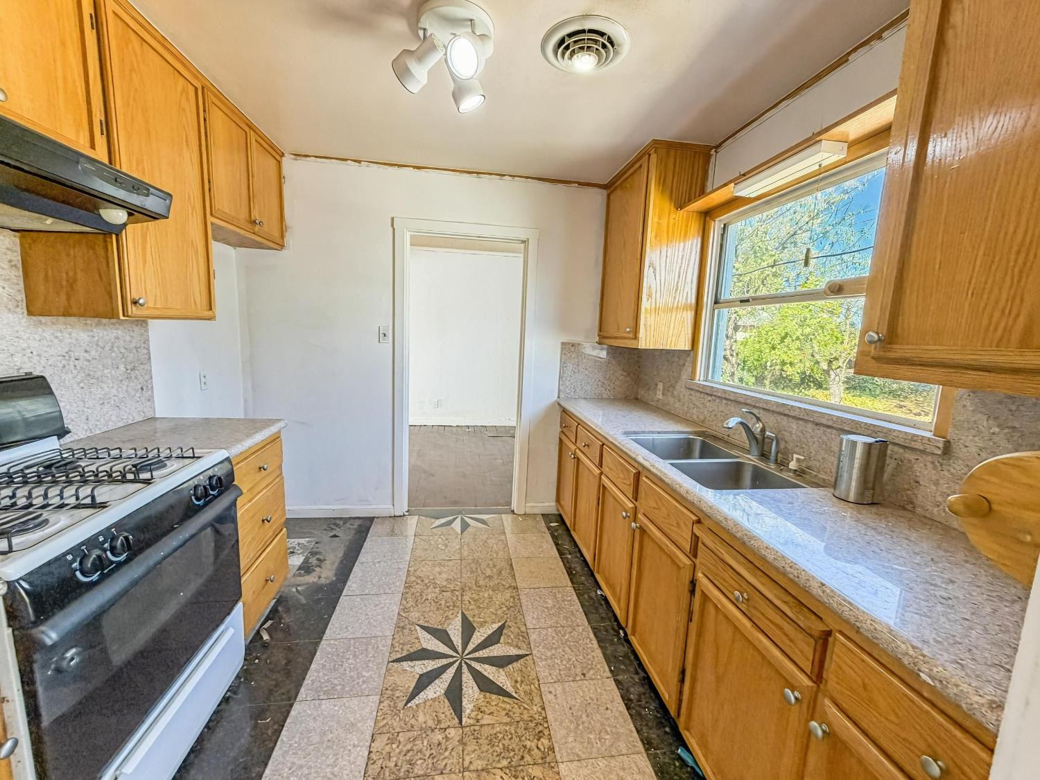 33 E Sussex Way, Fresno, CA 93704