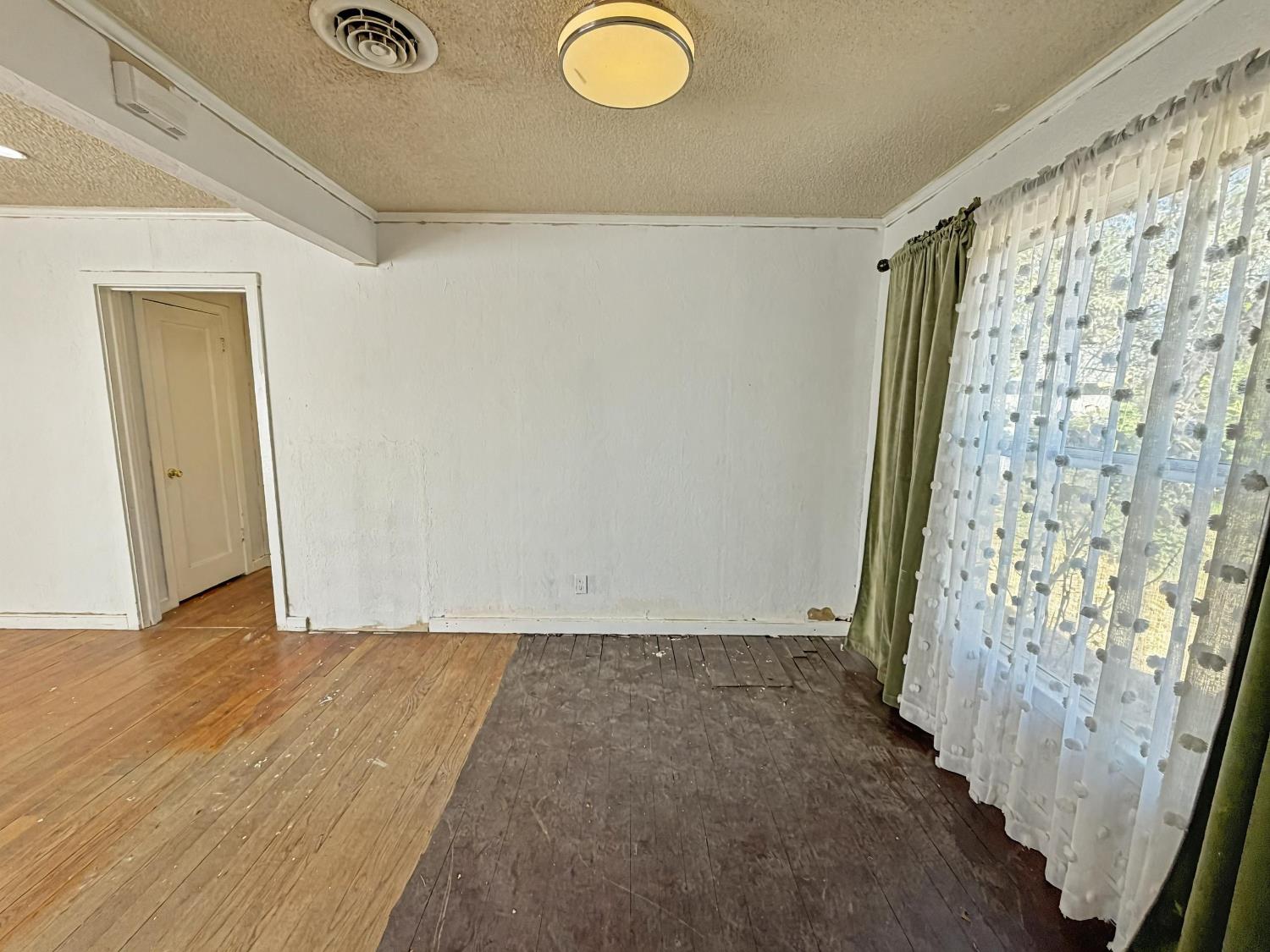 33 E Sussex Way, Fresno, CA 93704