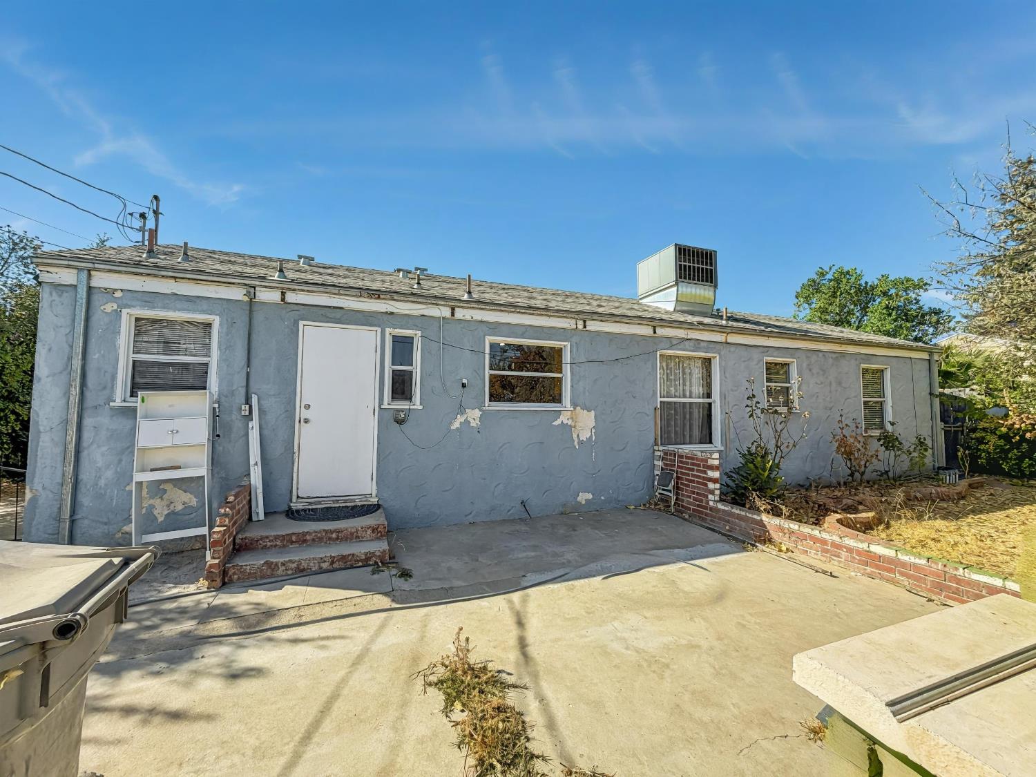 33 E Sussex Way, Fresno, CA 93704