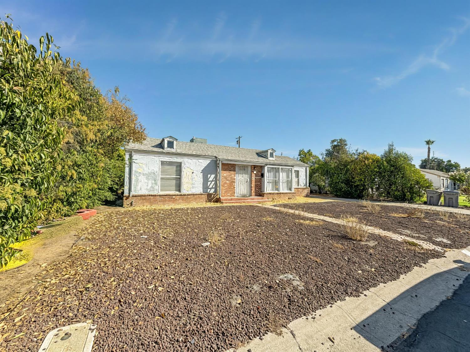 33 E Sussex Way, Fresno, CA 93704