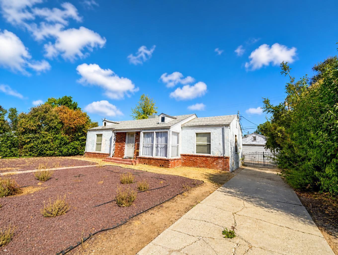 33 E Sussex Way, Fresno, CA 93704