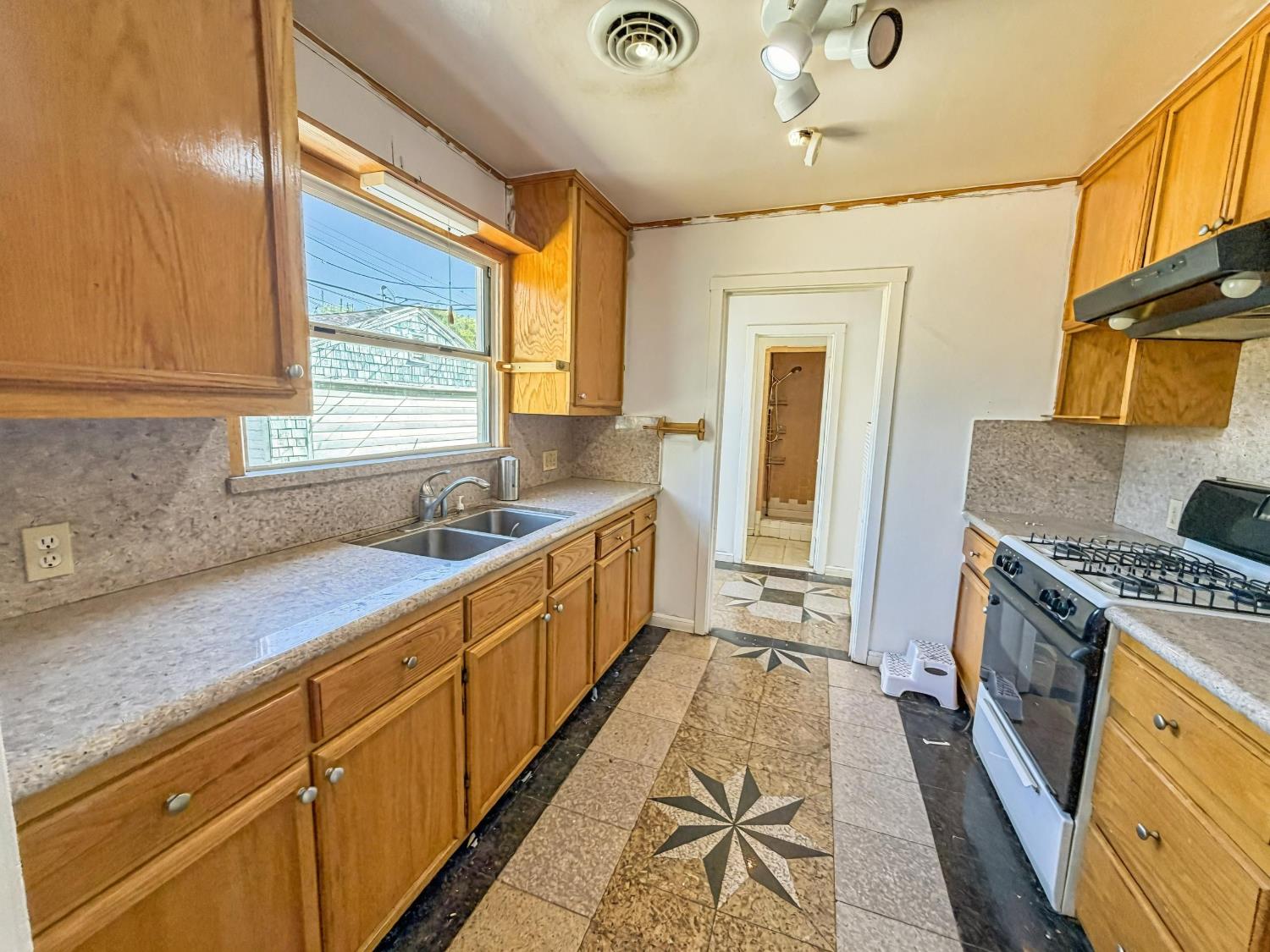 33 E Sussex Way, Fresno, CA 93704