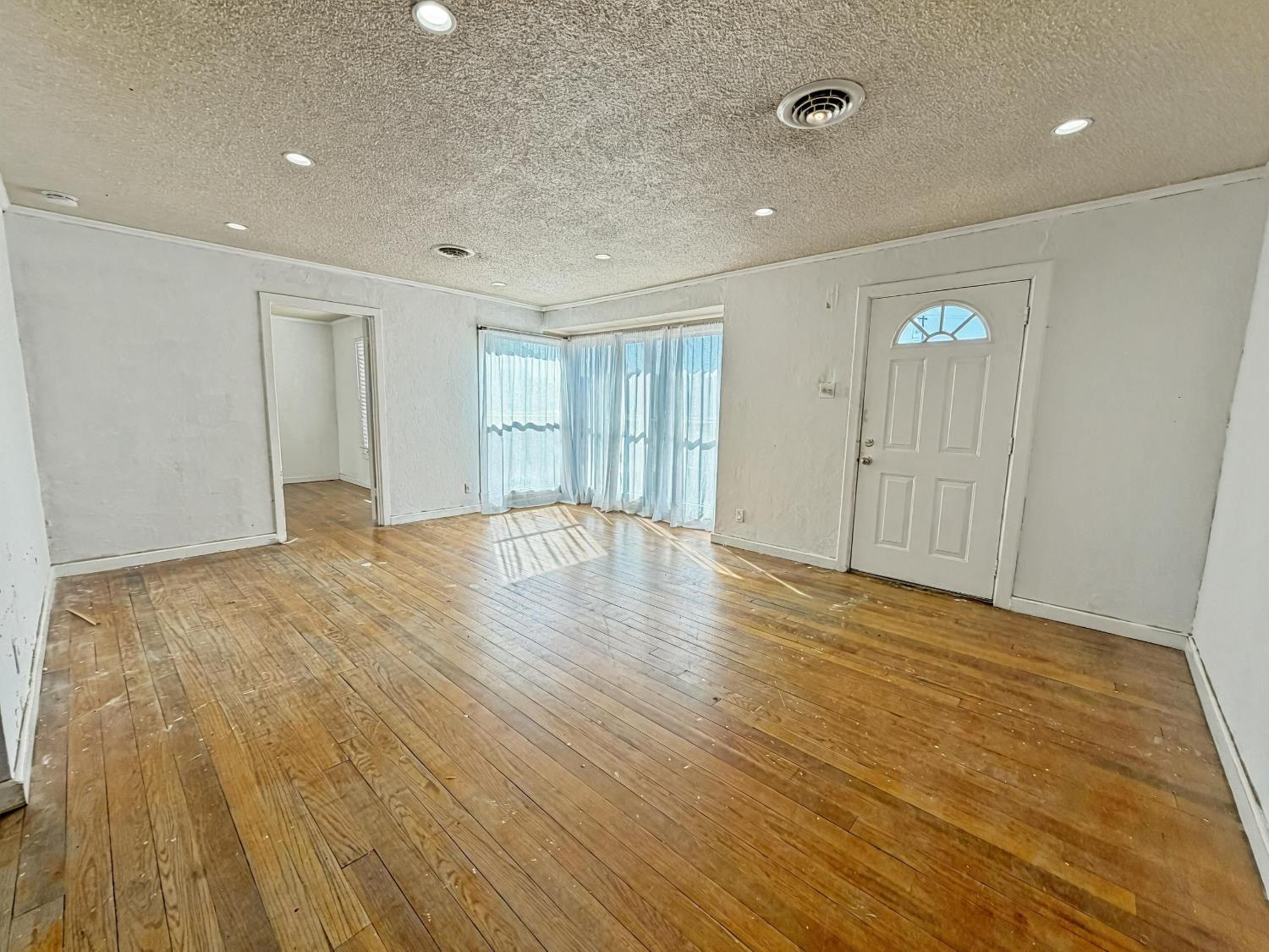 33 E Sussex Way, Fresno, CA 93704