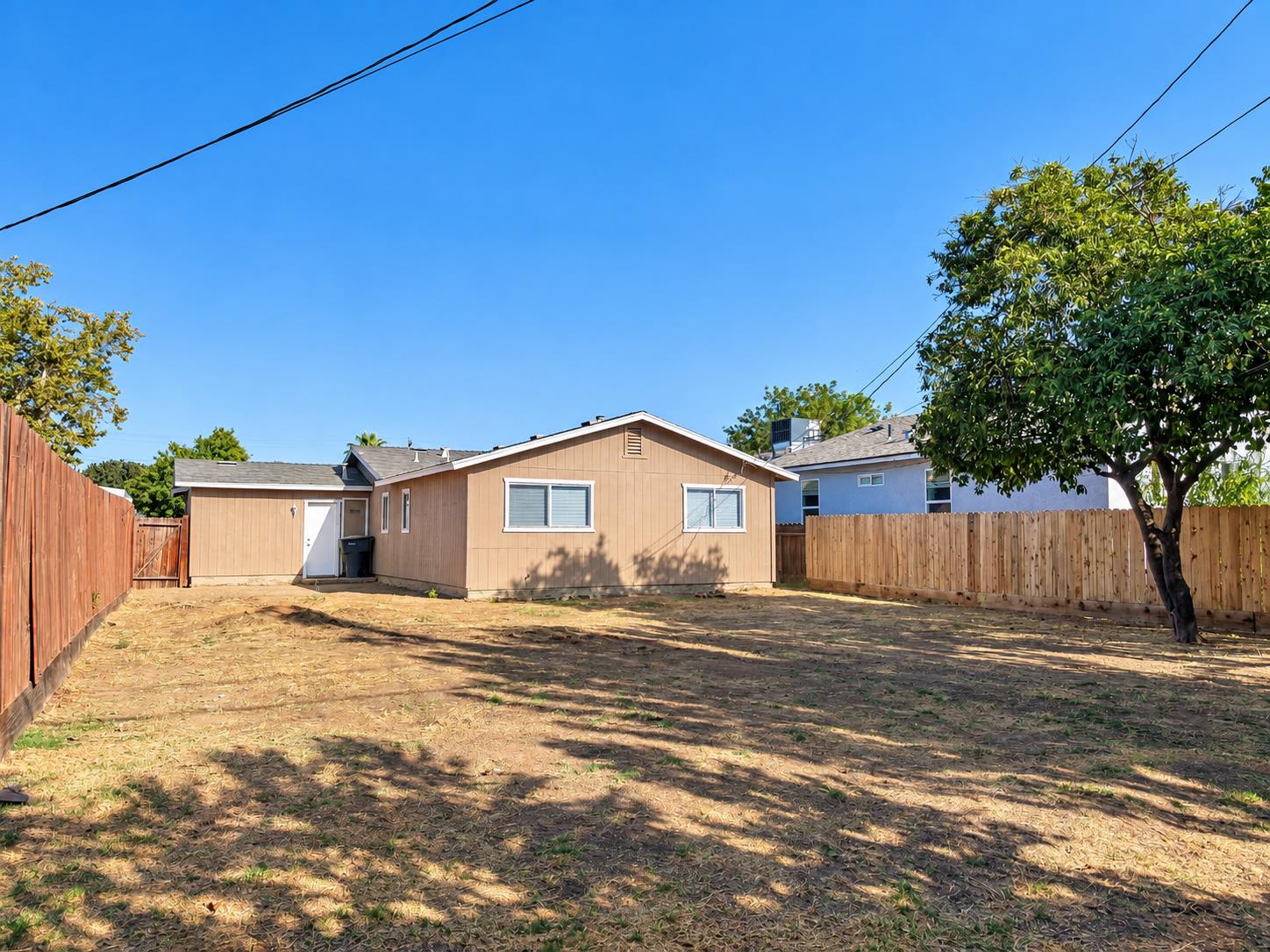 1105 N Thorne Ave, Fresno, CA 93728