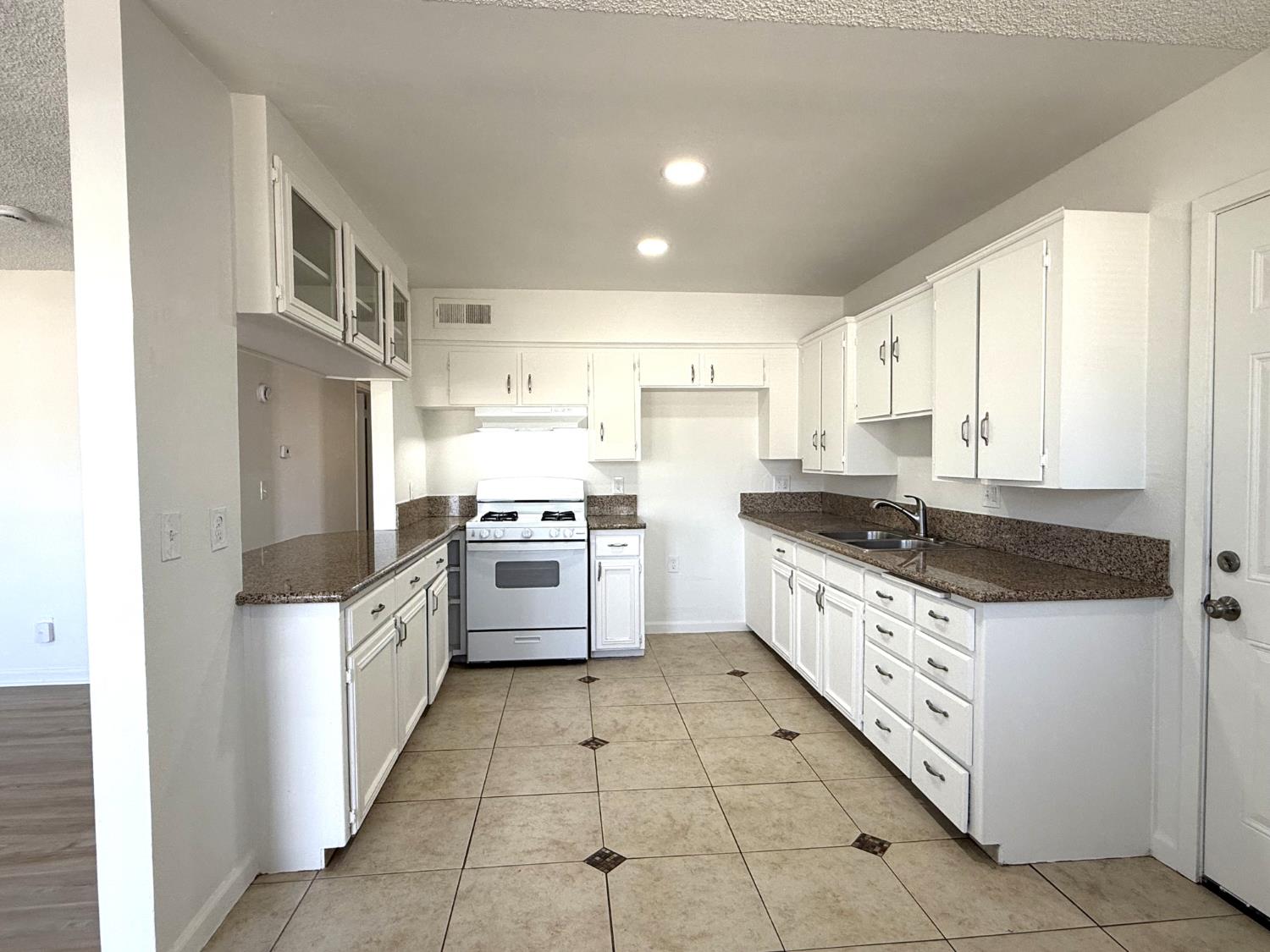 1105 N Thorne Ave, Fresno, CA 93728
