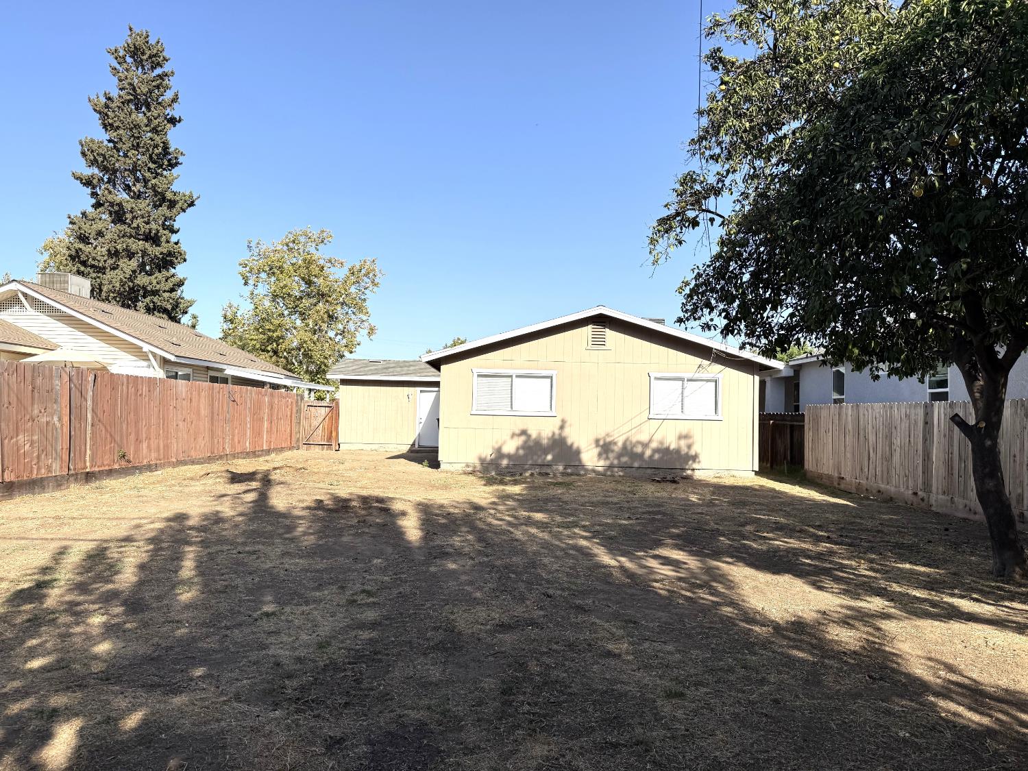 1105 N Thorne Ave, Fresno, CA 93728