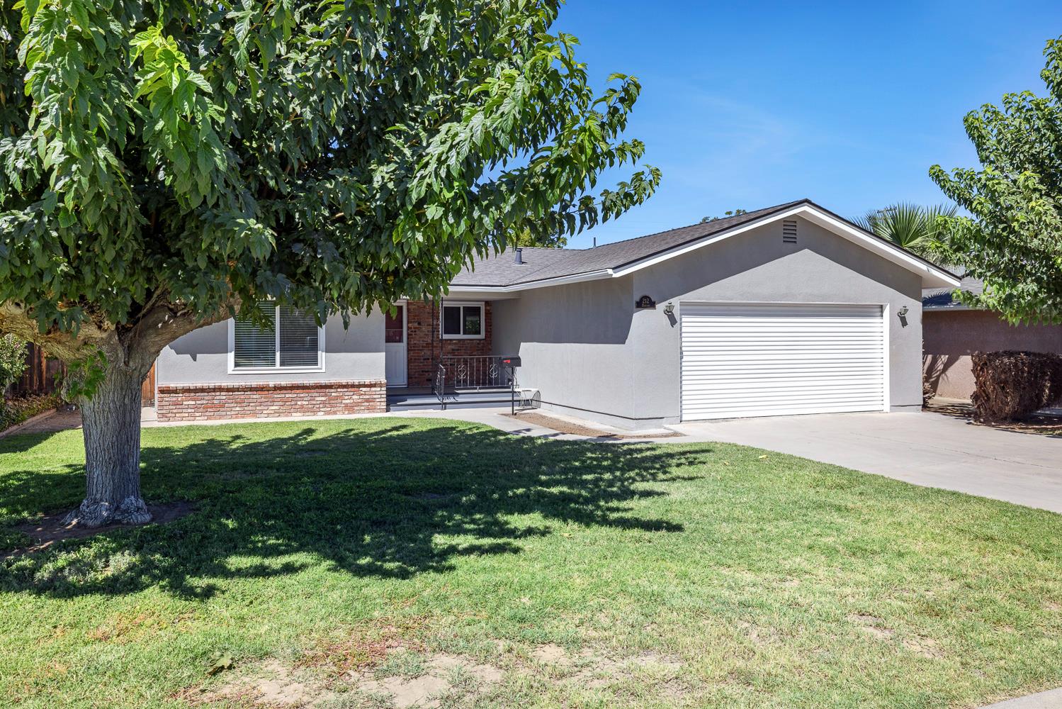 212 Harvard Ave, Coalinga, CA 93210