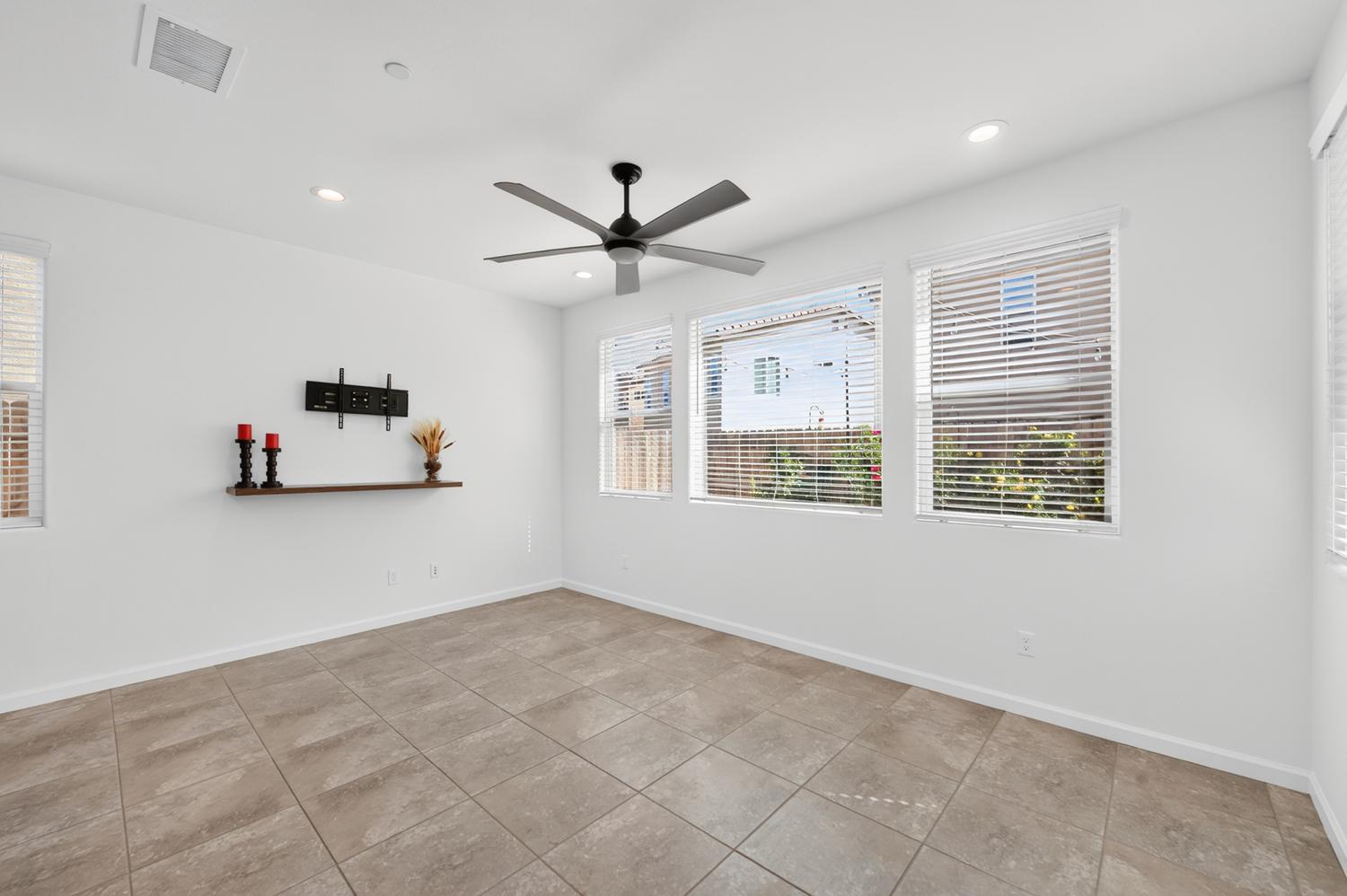 976 Thurman Way W, Madera, CA 93636