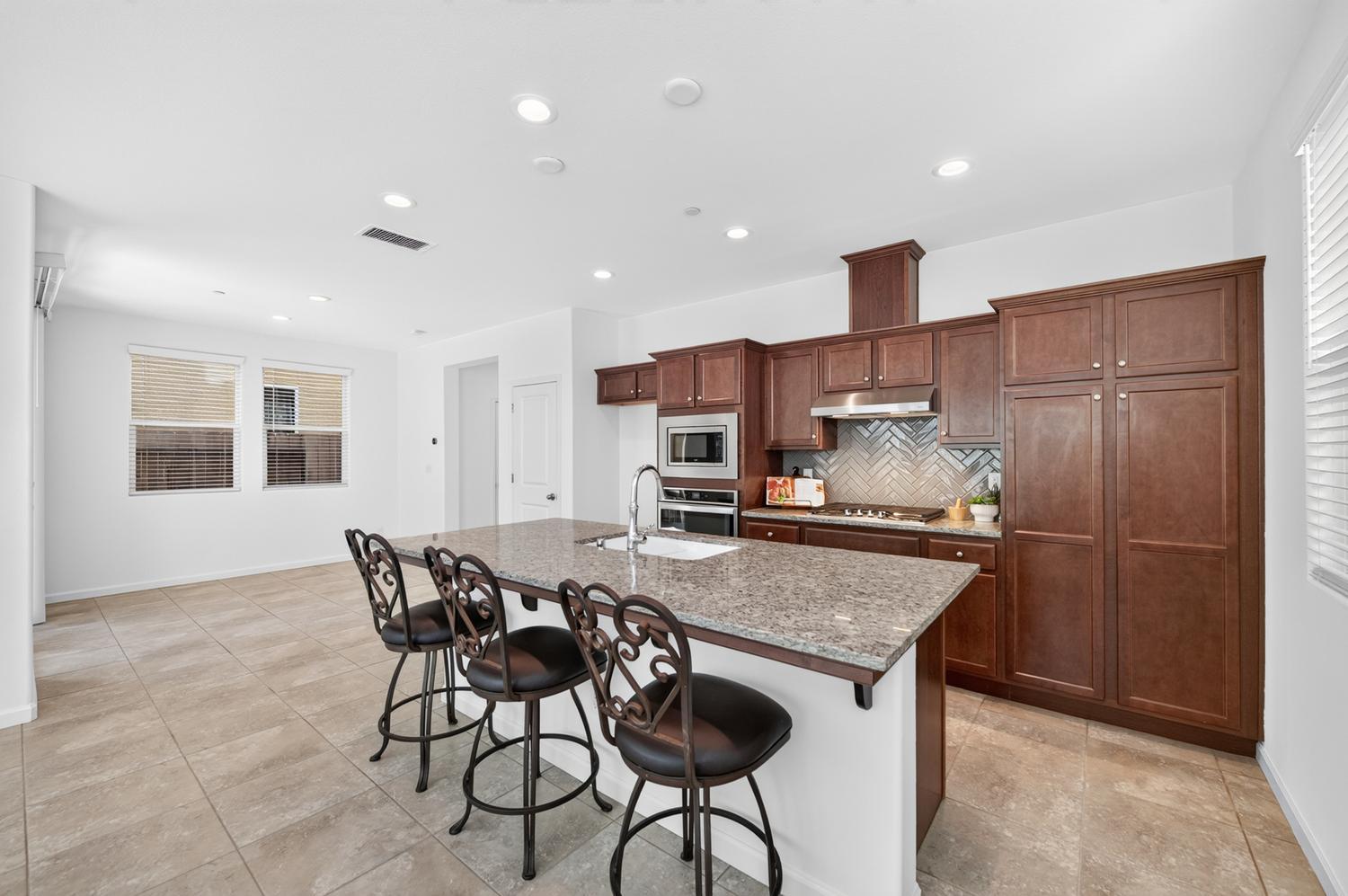 976 Thurman Way W, Madera, CA 93636