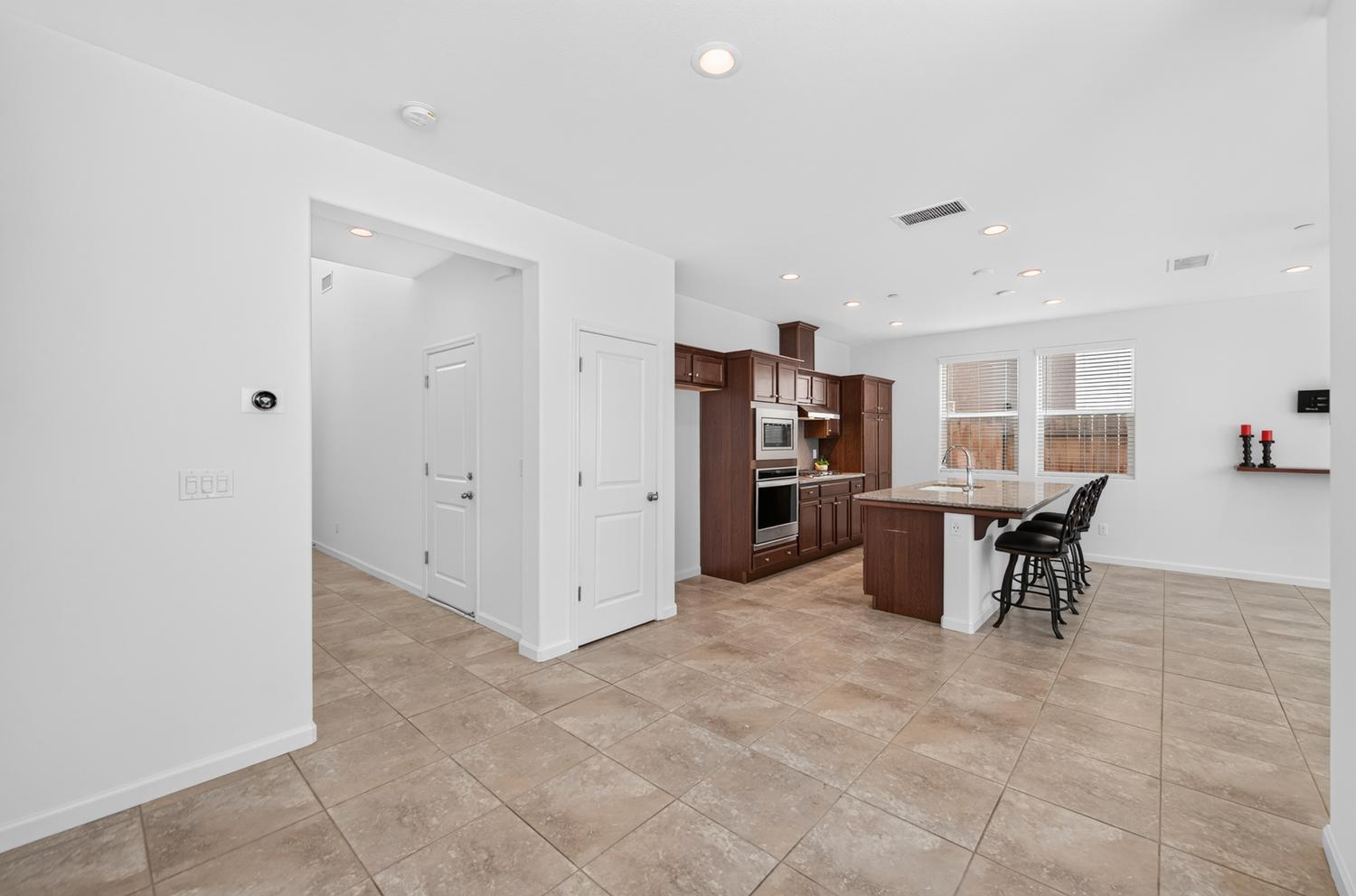 976 Thurman Way W, Madera, CA 93636
