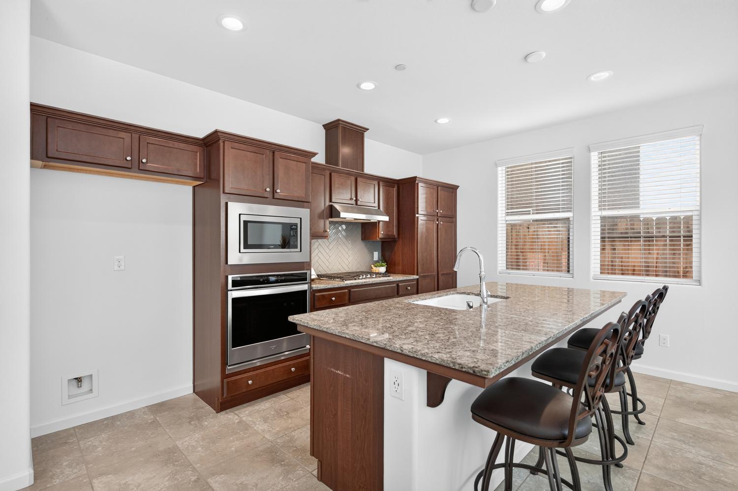 976 Thurman Way W, Madera, CA 93636