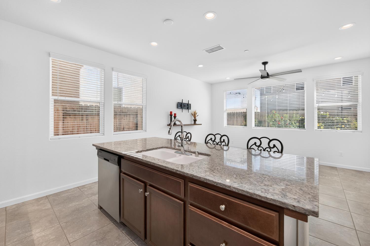 976 Thurman Way W, Madera, CA 93636