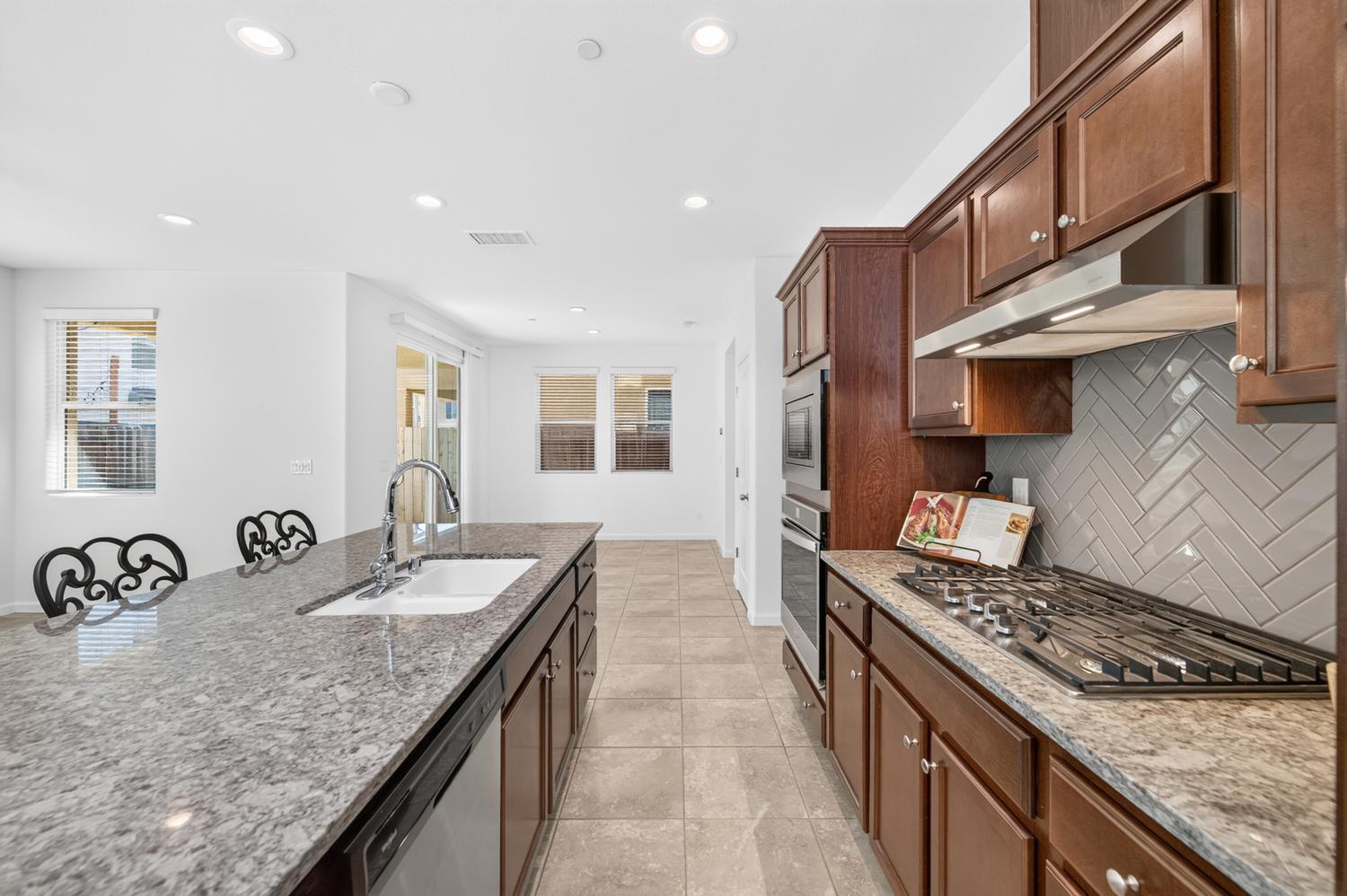976 Thurman Way W, Madera, CA 93636