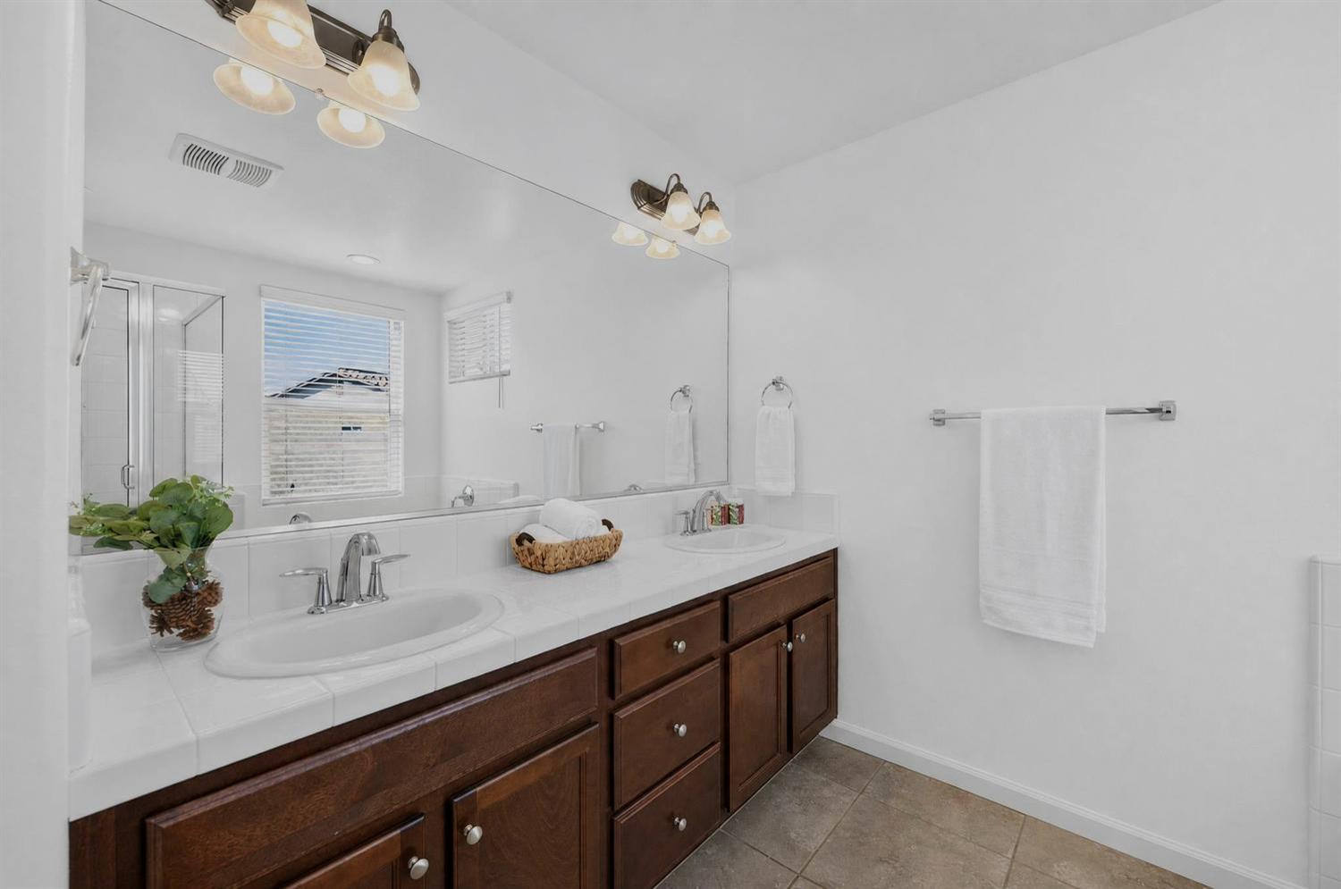 976 Thurman Way W, Madera, CA 93636