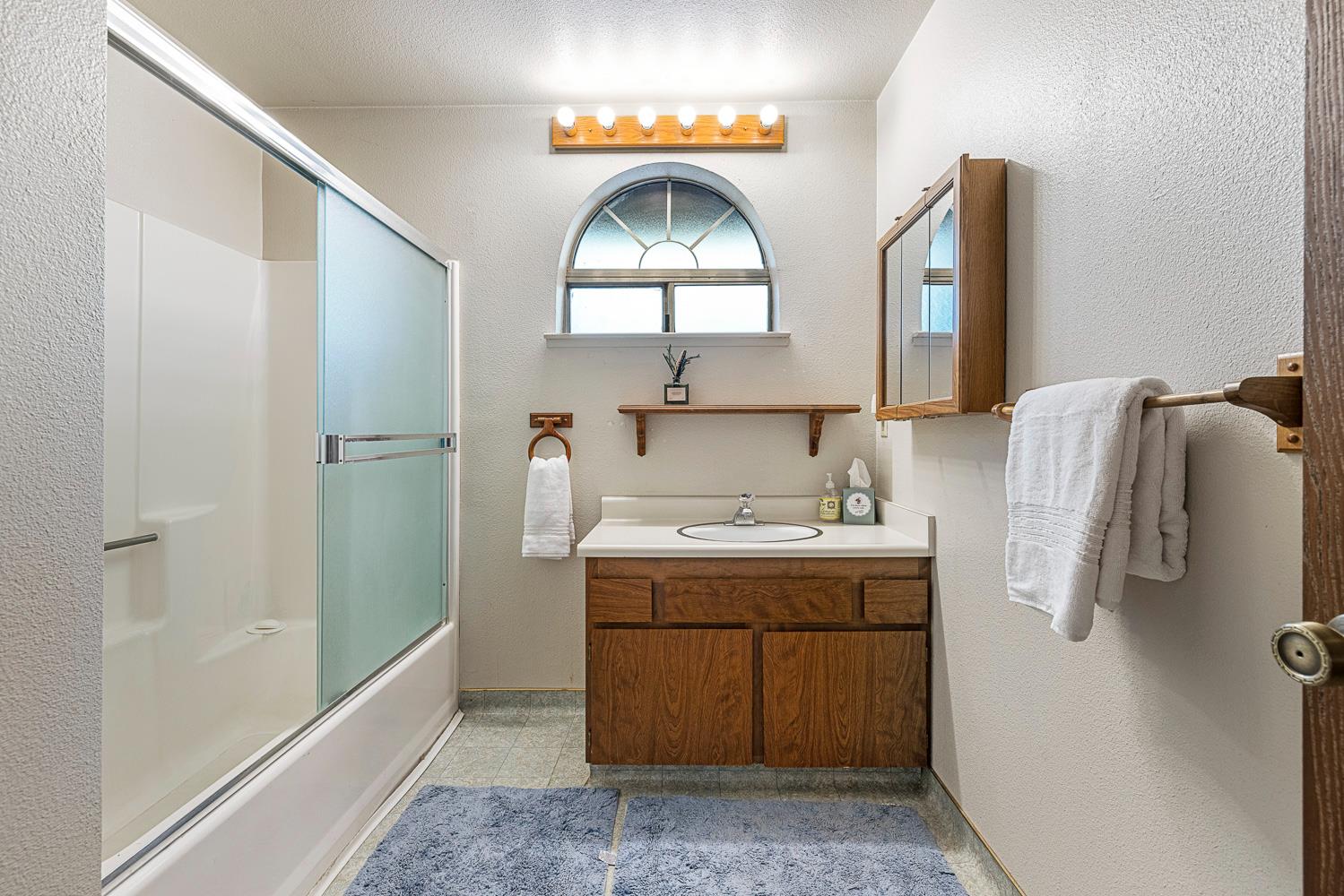 40905 Woodridge Rd, Shaver Lake, CA 93664