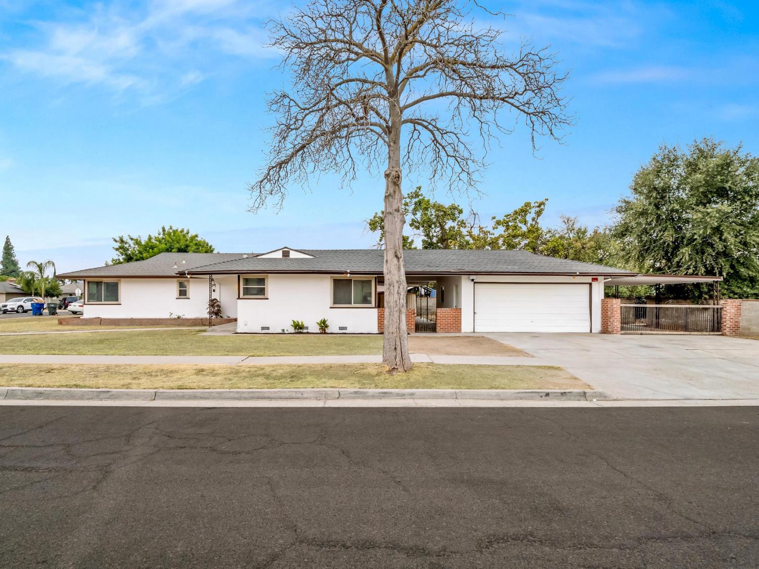 1106 W Weldon Ave, Fresno, CA 93705