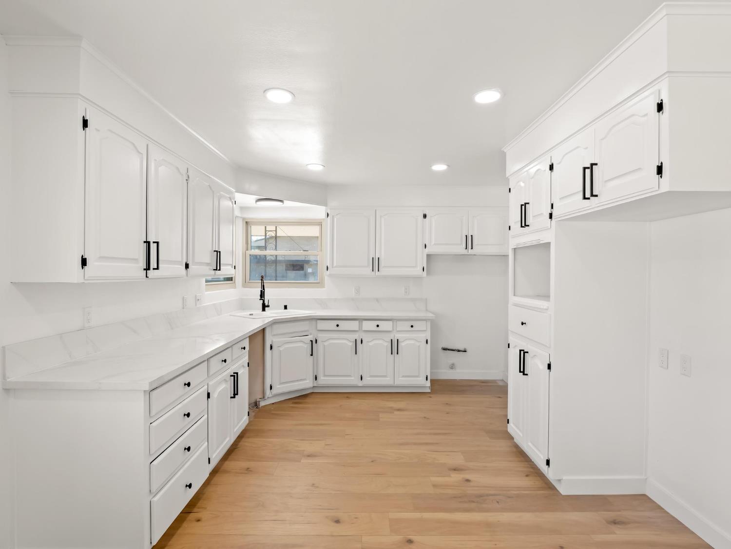 1106 W Weldon Ave, Fresno, CA 93705