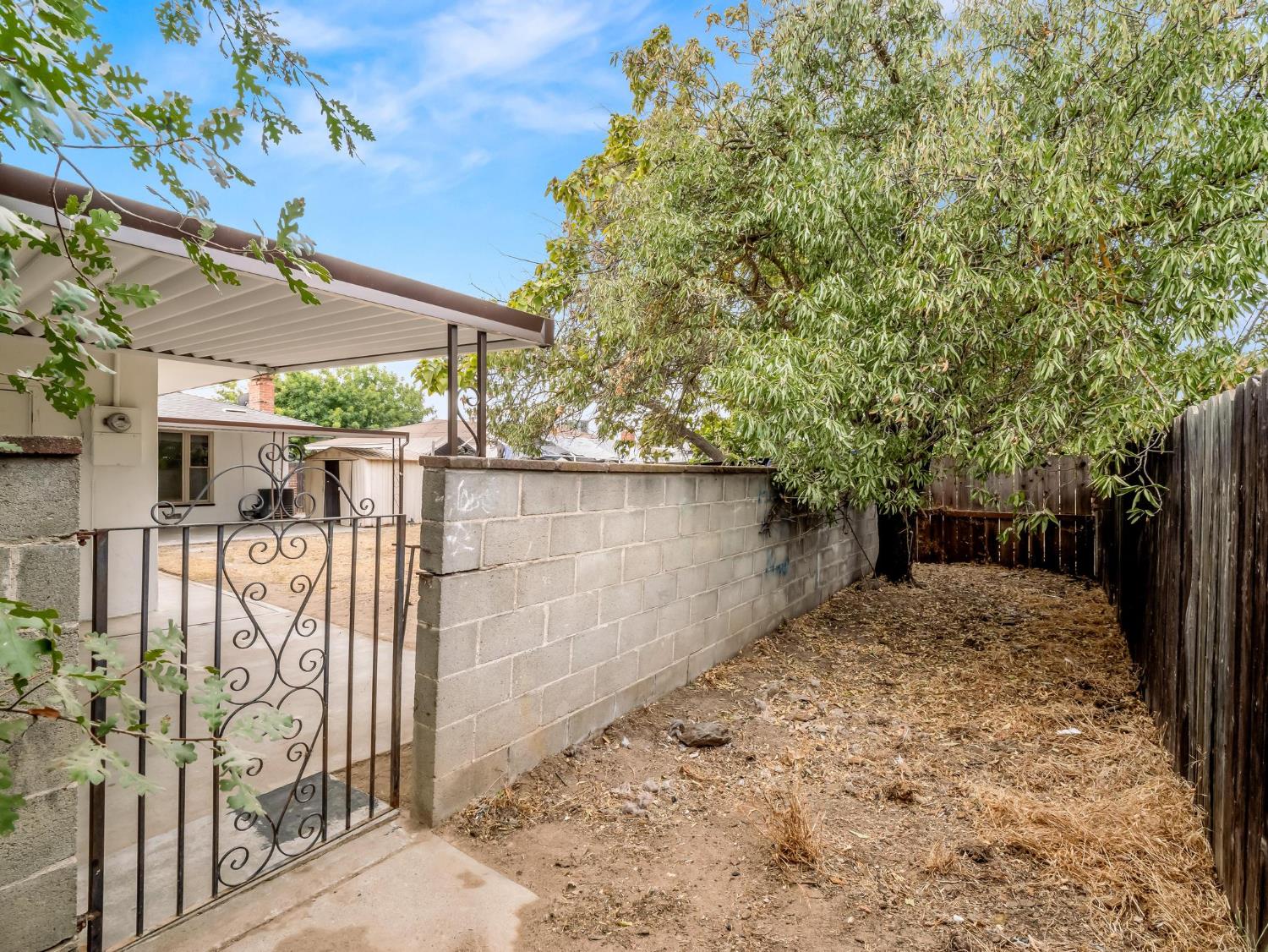 1106 W Weldon Ave, Fresno, CA 93705