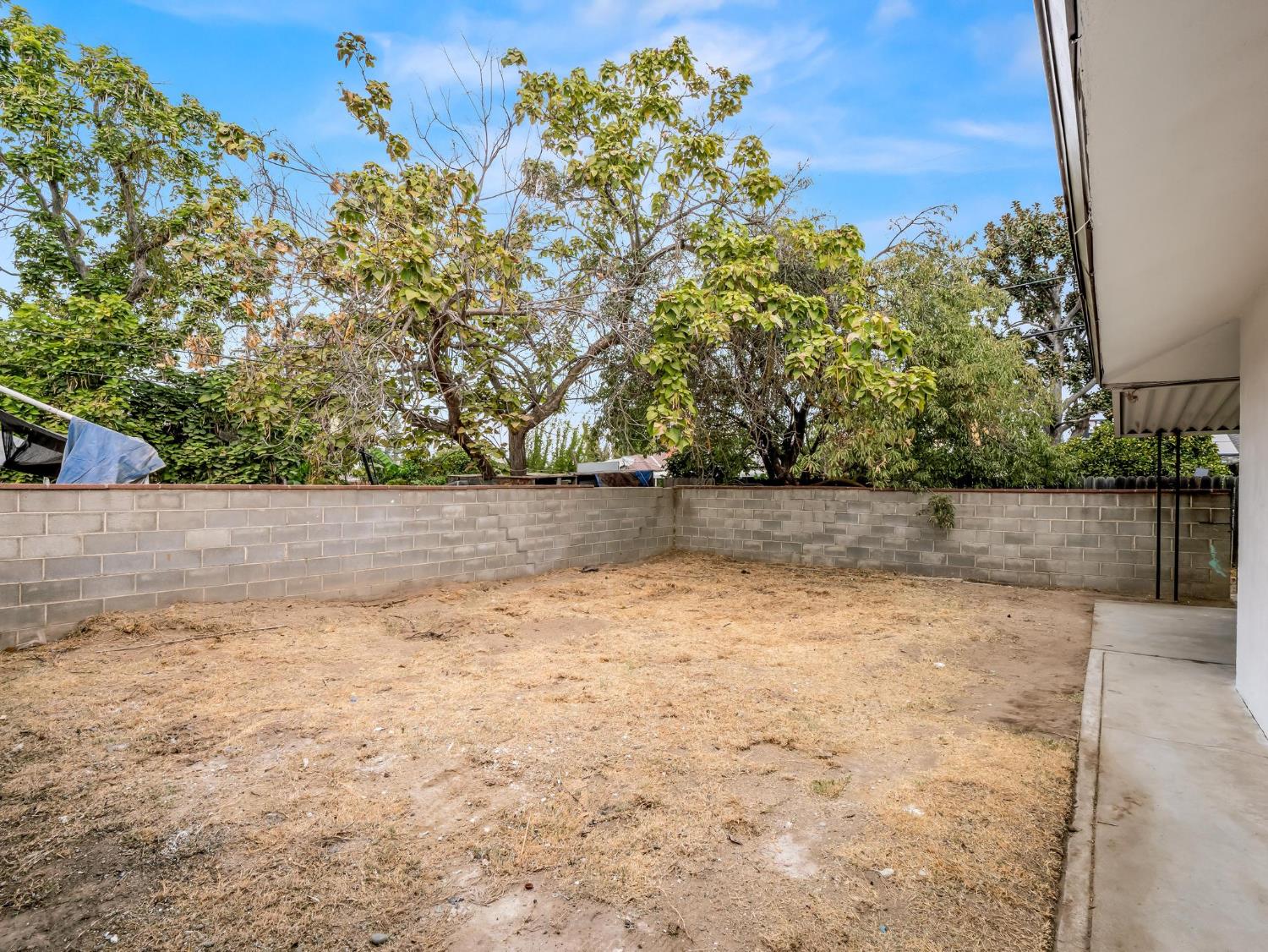 1106 W Weldon Ave, Fresno, CA 93705