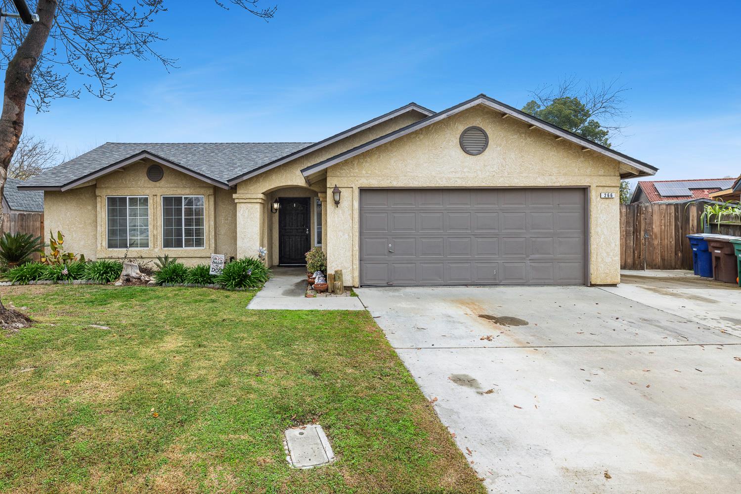 266 S Bordeaux Ave, Kerman, CA 93630
