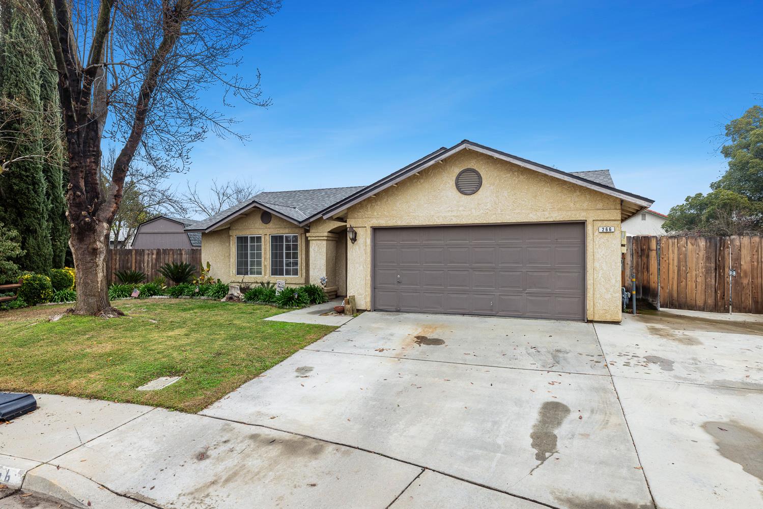 266 S Bordeaux Ave, Kerman, CA 93630