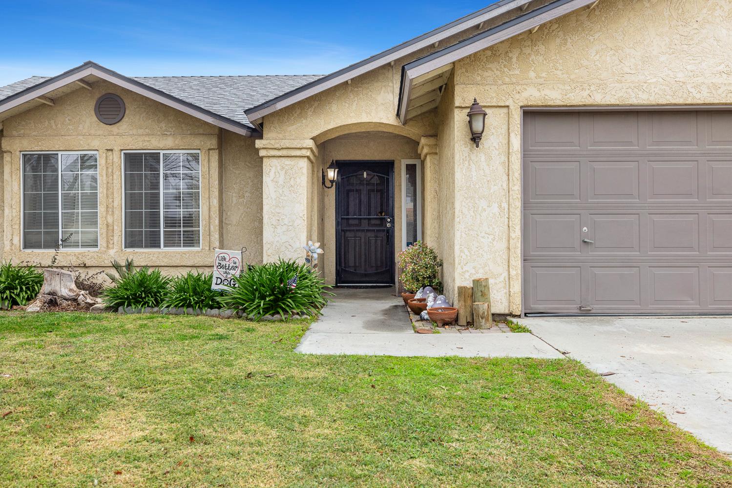 266 S Bordeaux Ave, Kerman, CA 93630