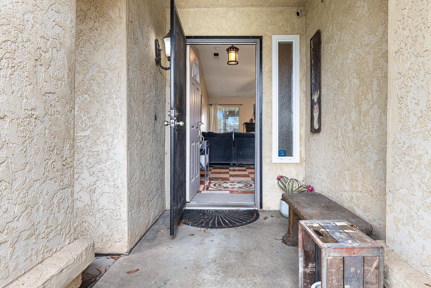 266 S Bordeaux Ave, Kerman, CA 93630
